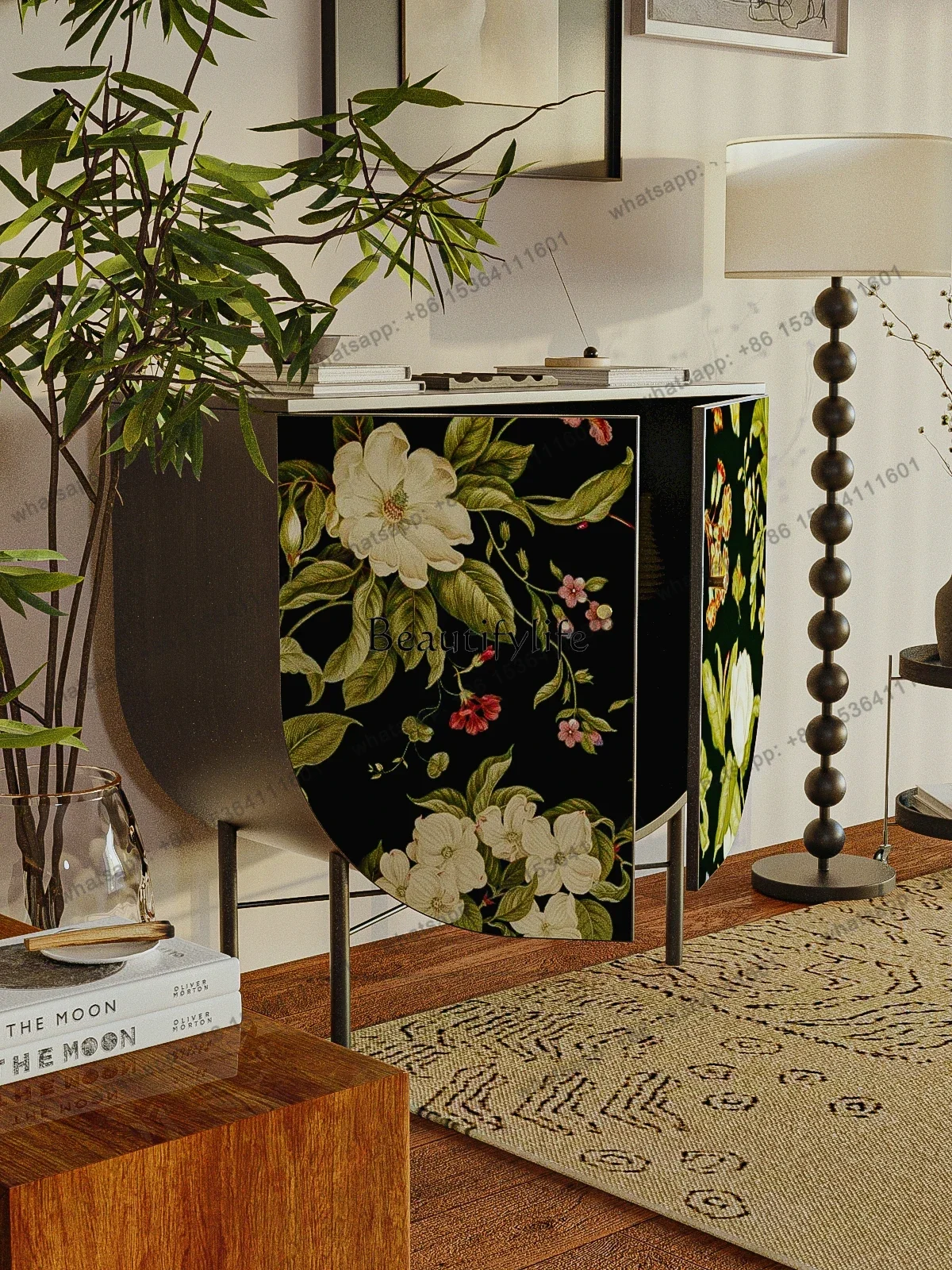 

4 предмета и аксессуары: французский антикварный шкаф с цветочным декором для прихожей, настенный шкаф для гостиной, интегрированный в стену.