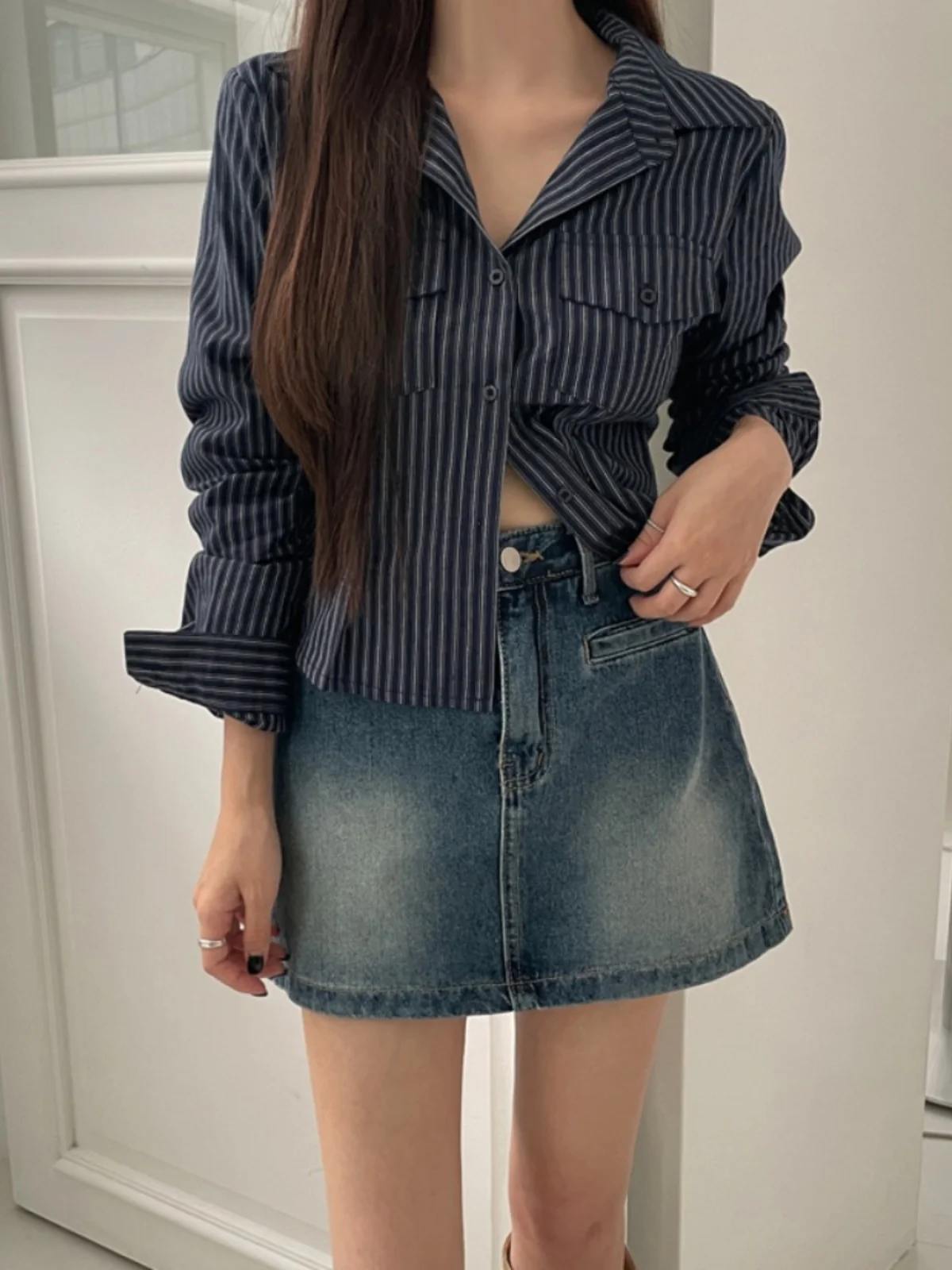 レトロなストライプ柄のウエストシェイプ女性用シャツ、ショートデザイン、折り返し襟、長袖、春のファッショントップス、韓国風、スリムフィット