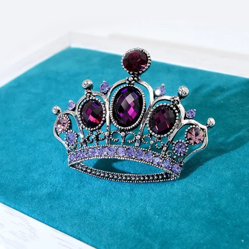 

Elegant Classical Diamonds Crown Hollow Out Design Women Men Brooch Beautiful Luxury Coat Accessories Charismatic Holiday Gifts