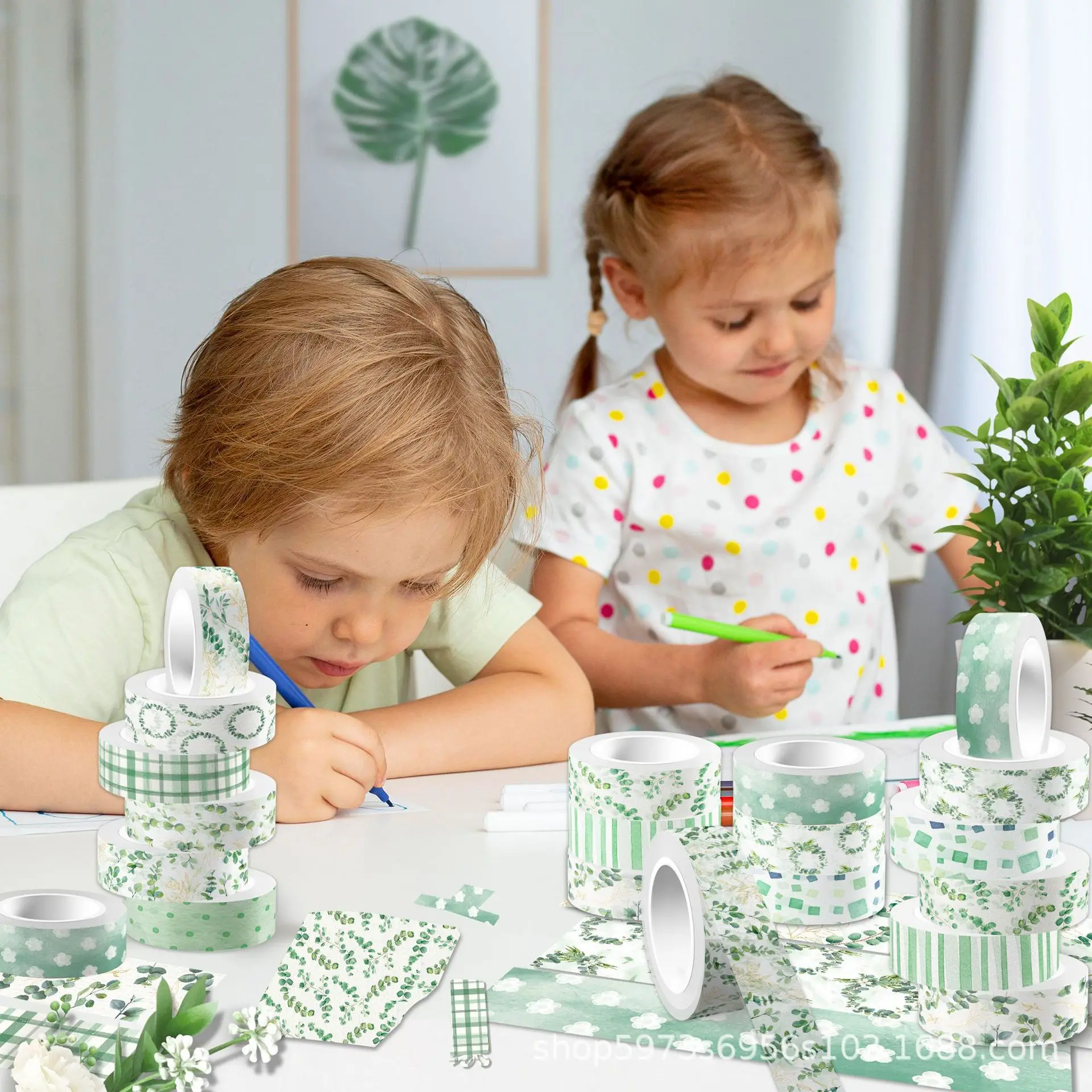 Прозрачный рулон клейкой ленты в виде листа