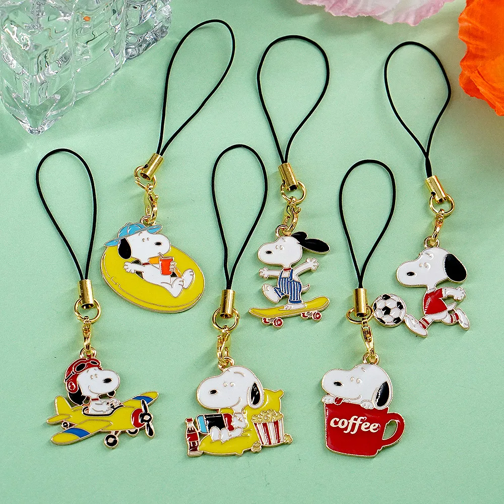 Set de 6 Abalorios Esmaltados de Snoopy para Teléfono, Lindos Colgantes de Perro de Dibujos Animados para Llavero, Bolso o Cordón de Teléfono, Regalo de Cumpleaños para Fans y Niños