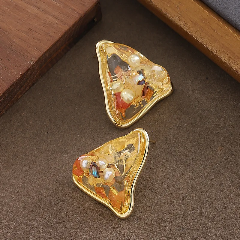 Stylish, exquisite and personalized Maillard style irregular geometric triangular resin earrings, simple and high-end earrings