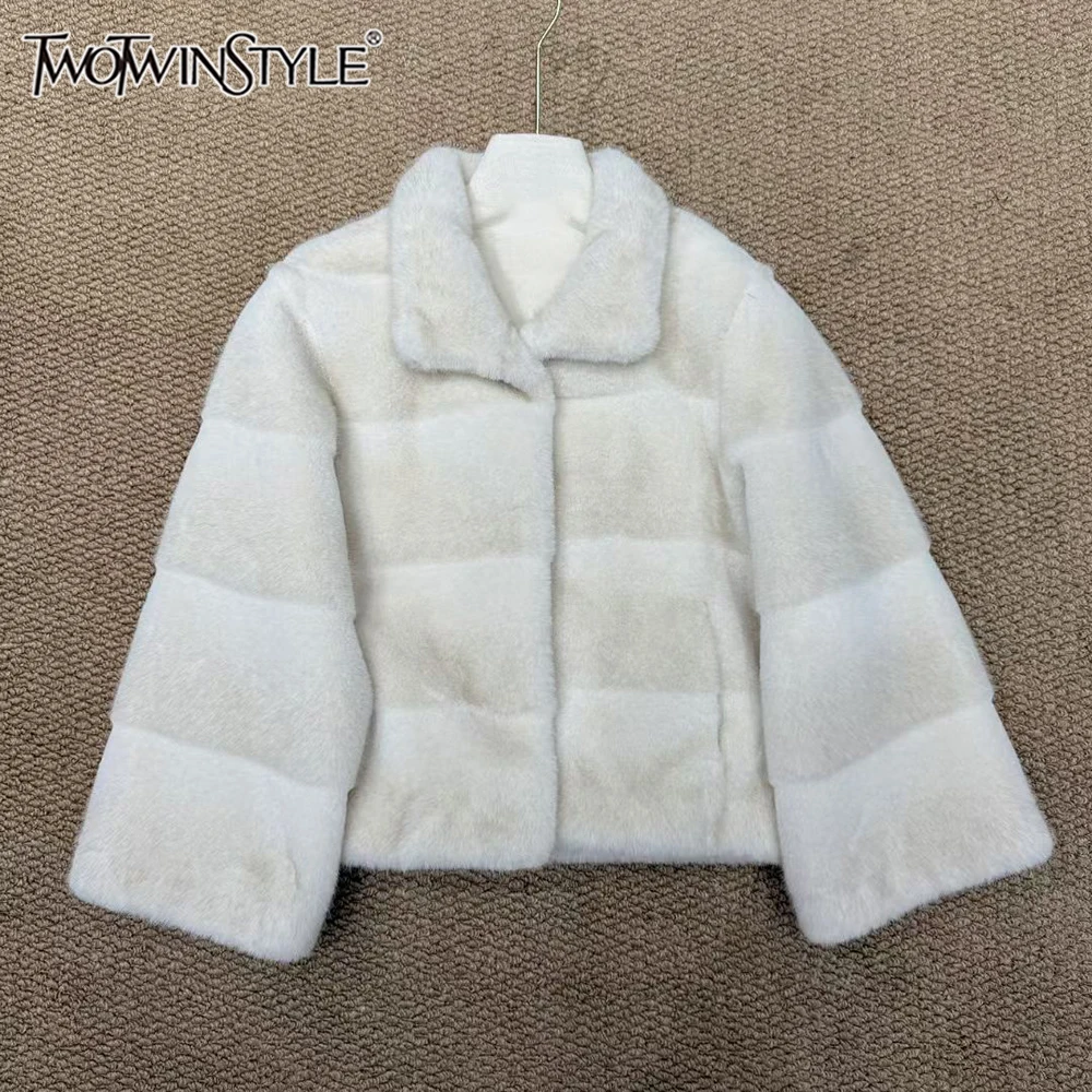 

TWOTWINSTYLE однотонные утягивающие повседневные плюшевые куртки для женщин с лацканами и длинными рукавами, зимняя теплая темпераментная куртка, женская новинка KJA556545