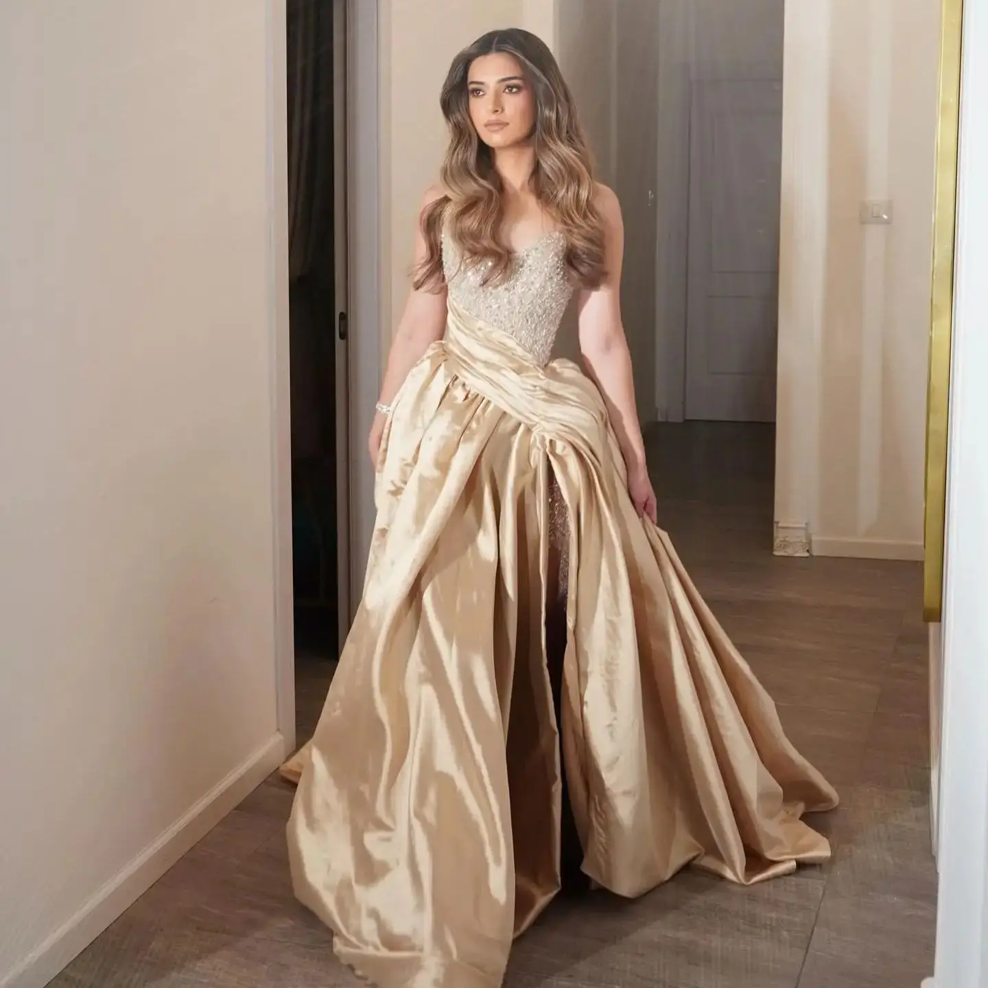 فساتين سهرة ساحرة بلون الشمبانيا للنساء أنيقة على شكل قلب لامعة فساتين حفلات مخصصة بفتحة وصمة عار فساتين زفاف رسمية