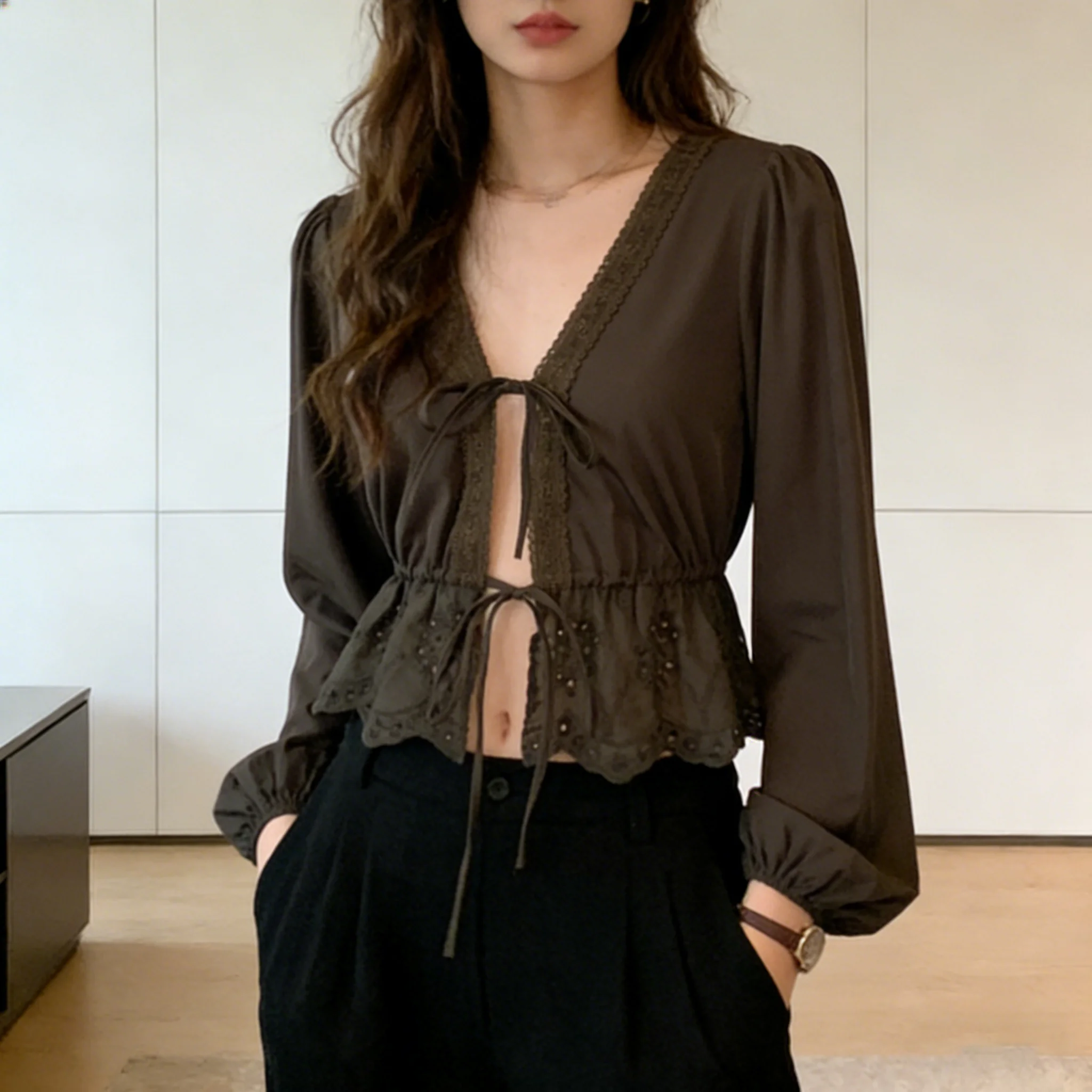 

Женская блузка с V-образным вырезом, рукавами-фонариками, завязками спереди, кружевной отделкой, укороченный топ в стиле бохо, модная блузка для весны и лета, эластичный топ для вечеринок
