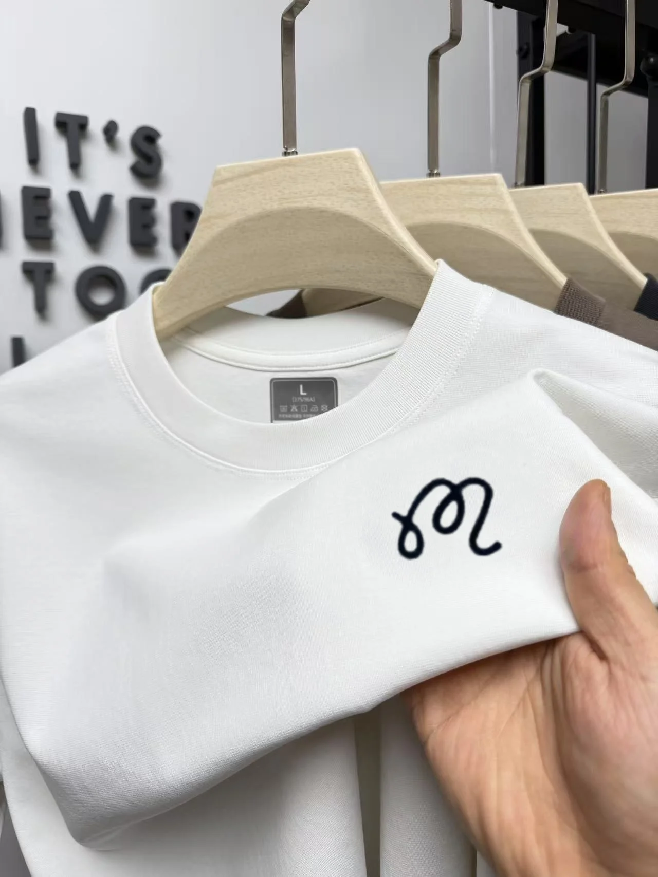 Modisches Herren-Sommer-T-Shirt, neu, bequem, atmungsaktiv, heiß begehrte Marke, exquisite Buchstabenstickerei, lässiges Kurzarm-Shirt – Detail 17