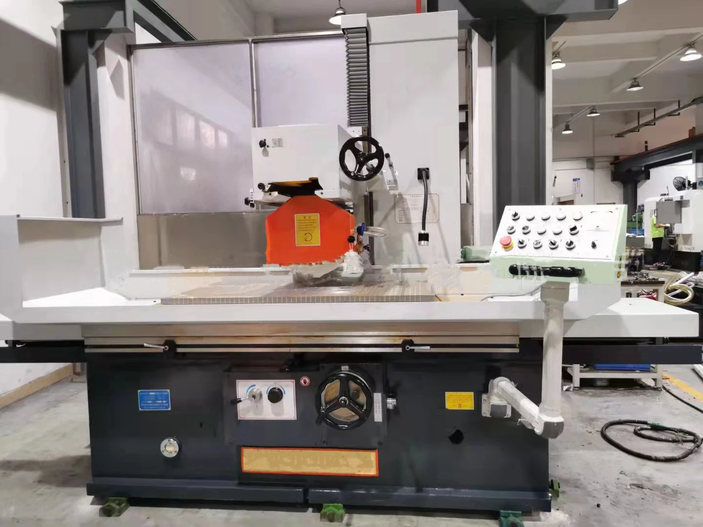 Máquina manual adequada do moedor da superfície do giro do metal da moagem da eficiência elevada com motor do componente do núcleo