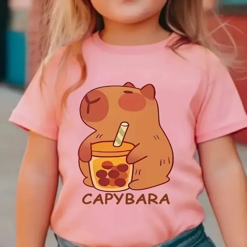 

Симпатичная футболка с короткими рукавами и принтом капибалы в повседневном и милом стиле. Подходит для детей, которые можно носить на улице летом.
