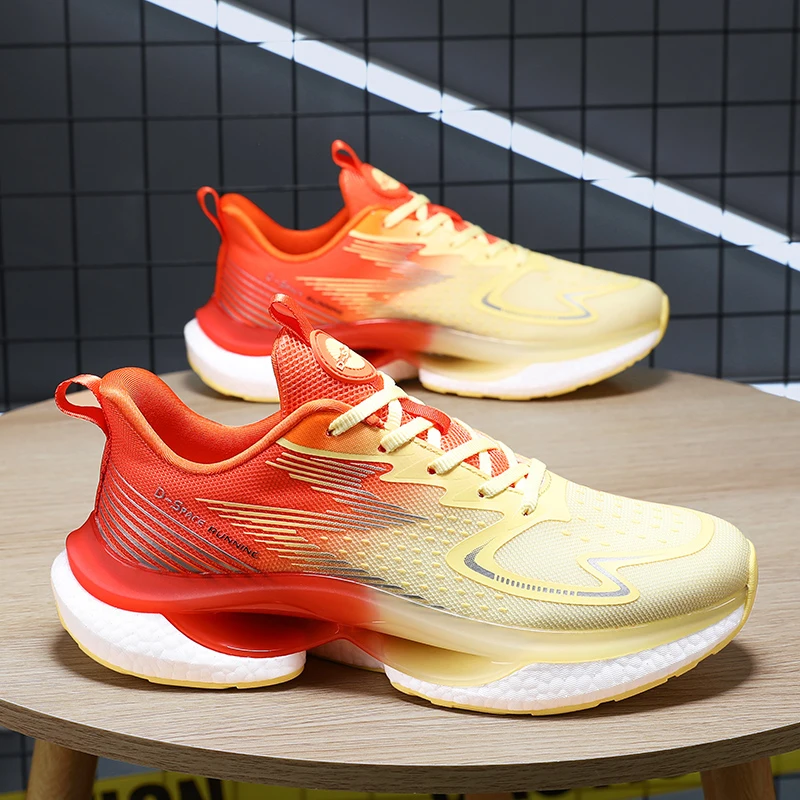 

Кроссовки для бега на толстой подошве с амортизацией, модными контрастными цветовыми вставками, легким корпусом, подходящим для бега на длинные дистанции.