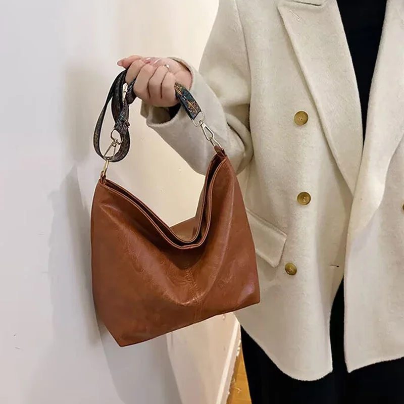 حقيبة يد نسائية من البولي يوريثان مناسبة للسفر، مع حزام كتف قابل للفصل ويمكن حملها على كتف واحد