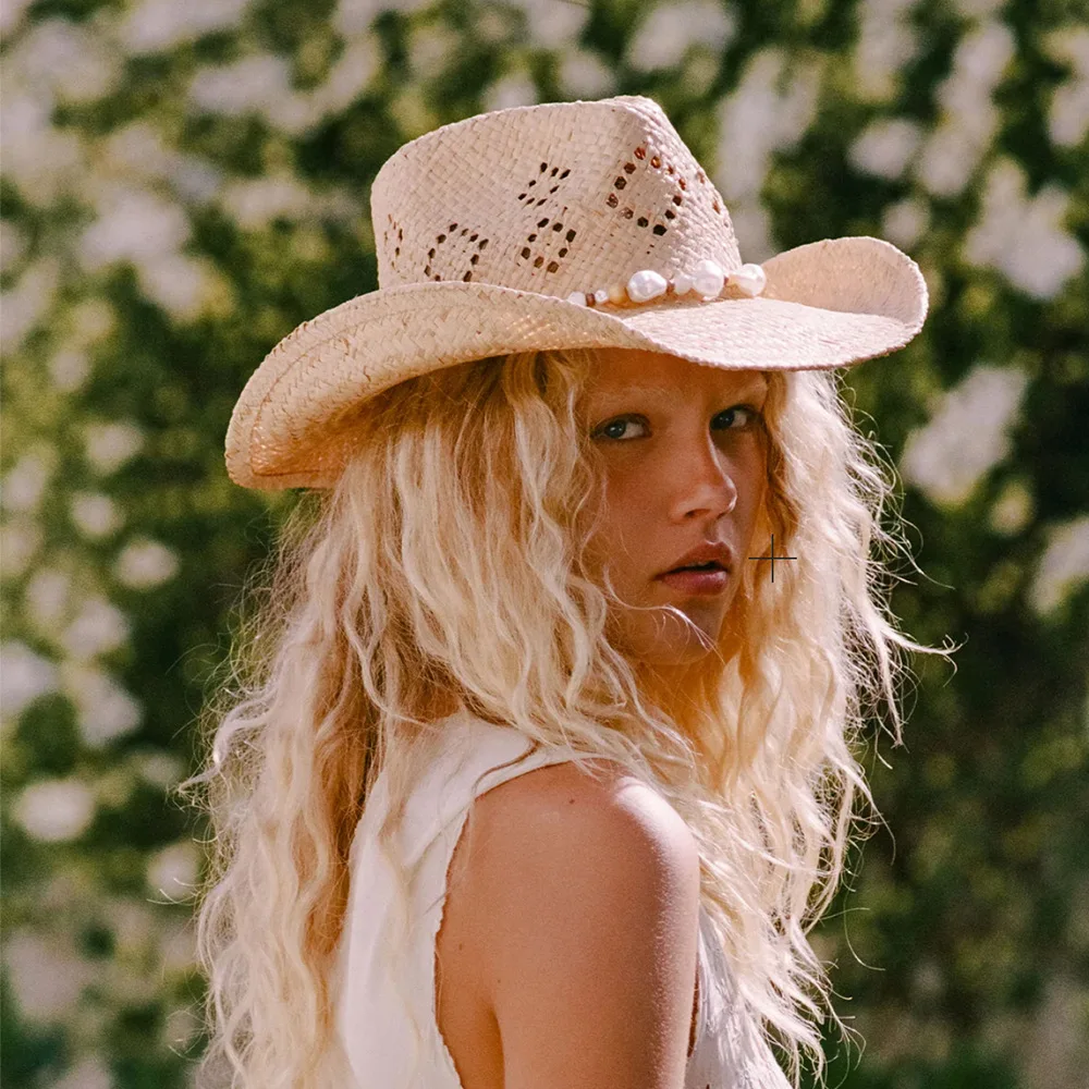 chapeau-de-cowboy-en-paille-decore-de-perles-chapeau-de-soleil-a-large-bord-en-raphia-chapeau-de-soleil-style-denim-ajoure-pour-femme