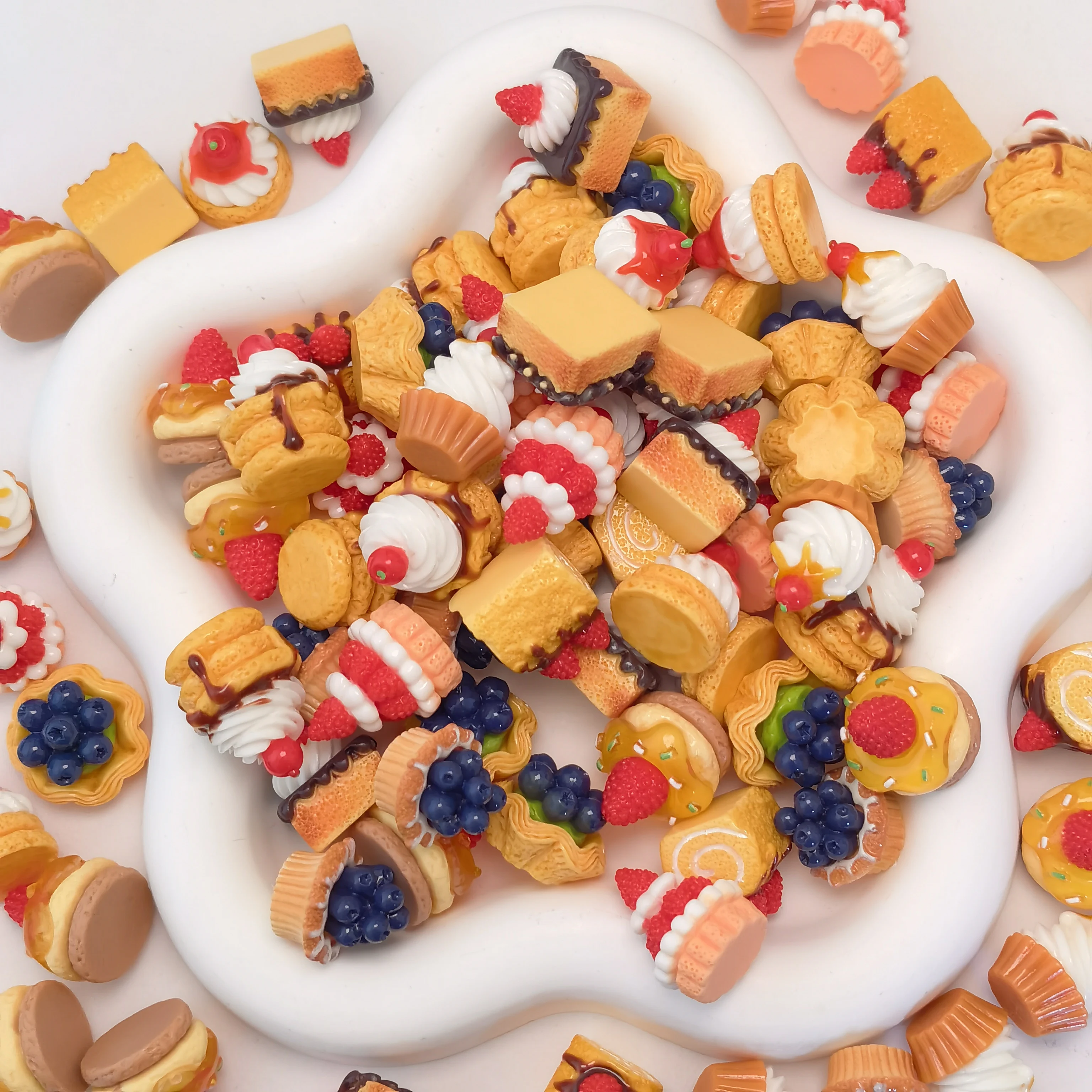 Simulation Cream Blueberry Strawberry Cake Resin Miniature Doll house Food Pretend Play Toys For Dollhouse Accessories