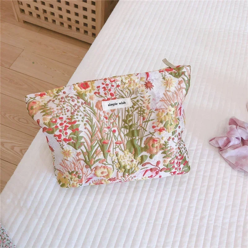 Romantic Women\'s Cosmetic Bag Jacquard Fabric Ladies Clutch Fresh Makeup Bags Travel Sanitary Napkin Organizer Storage Pouch