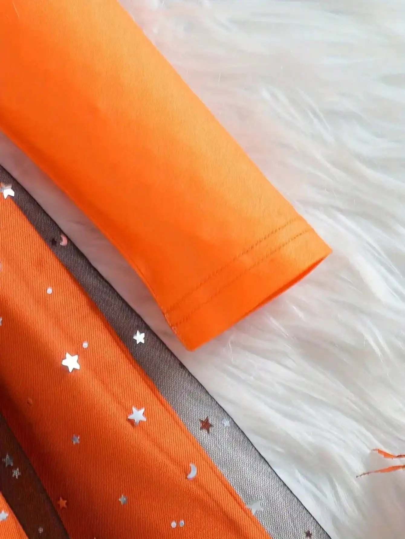 Halloween-Kleid für Kinder mit Katzenmuster, bequem, mit Rundhalsausschnitt, langen Ärmeln und einem Netzstoff-Ausschnitt an der Taille. – Detail 6