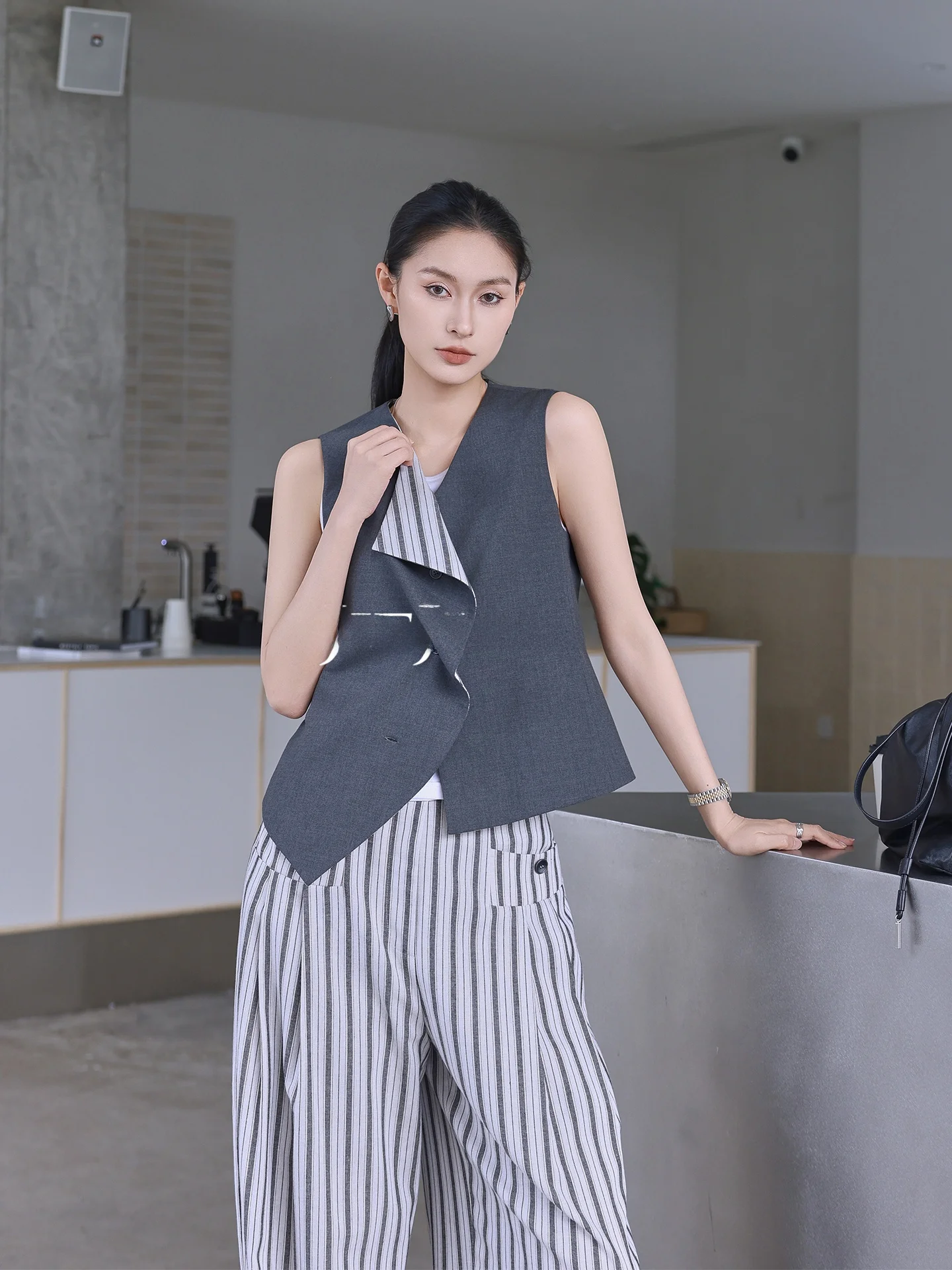 

Легкий жилет Jieji Zhang Spring с одной пуговицей, в полоску, утягивающий фигуру, из смесового полиэстера