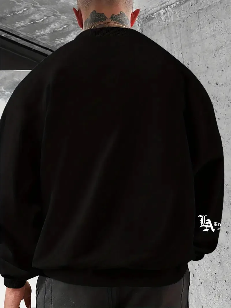 يتميز القميص الرجالي الجديد برقبة دائرية لربيع وخريف 2025 بطباعة كاجوال عصرية ومريحة ثلاثية الأبعاد