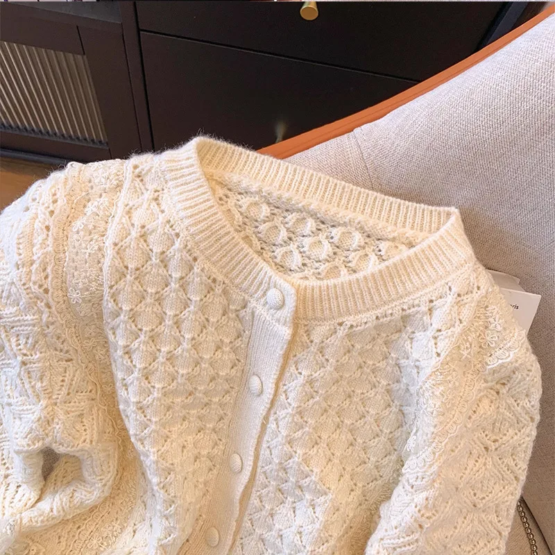 เสื้อคาร์ดิแกนถักสำหรับผู้หญิง แต่งลูกไม้ เสื้อจั๊มเปอร์แบบต่อผ้า ตัดเย็บแบบเว้า คอทรงโอ แขนยาว ทรงหลวม สไตล์หวานๆ ลำลอง ฤดูใบไม้ร่วง 2025