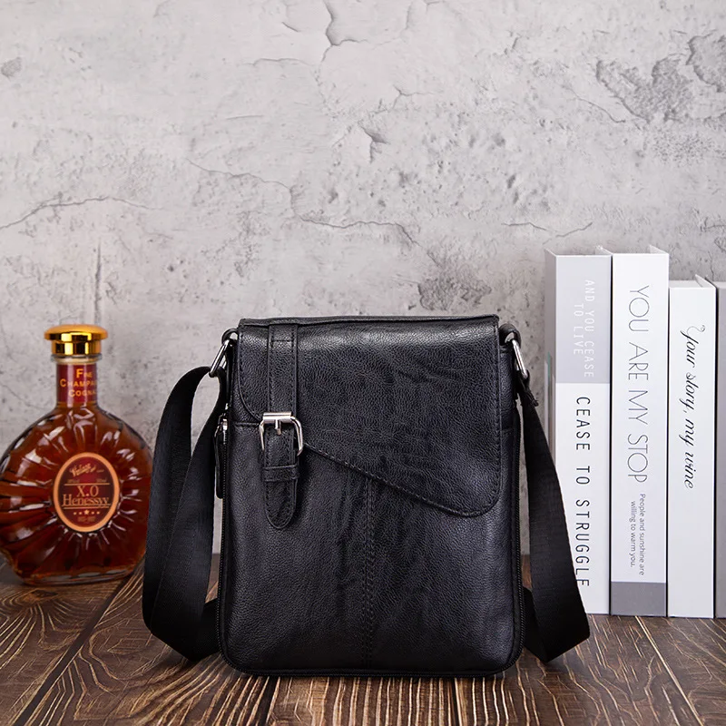 Black retro fashion one-shoulder PU leather straddle bag