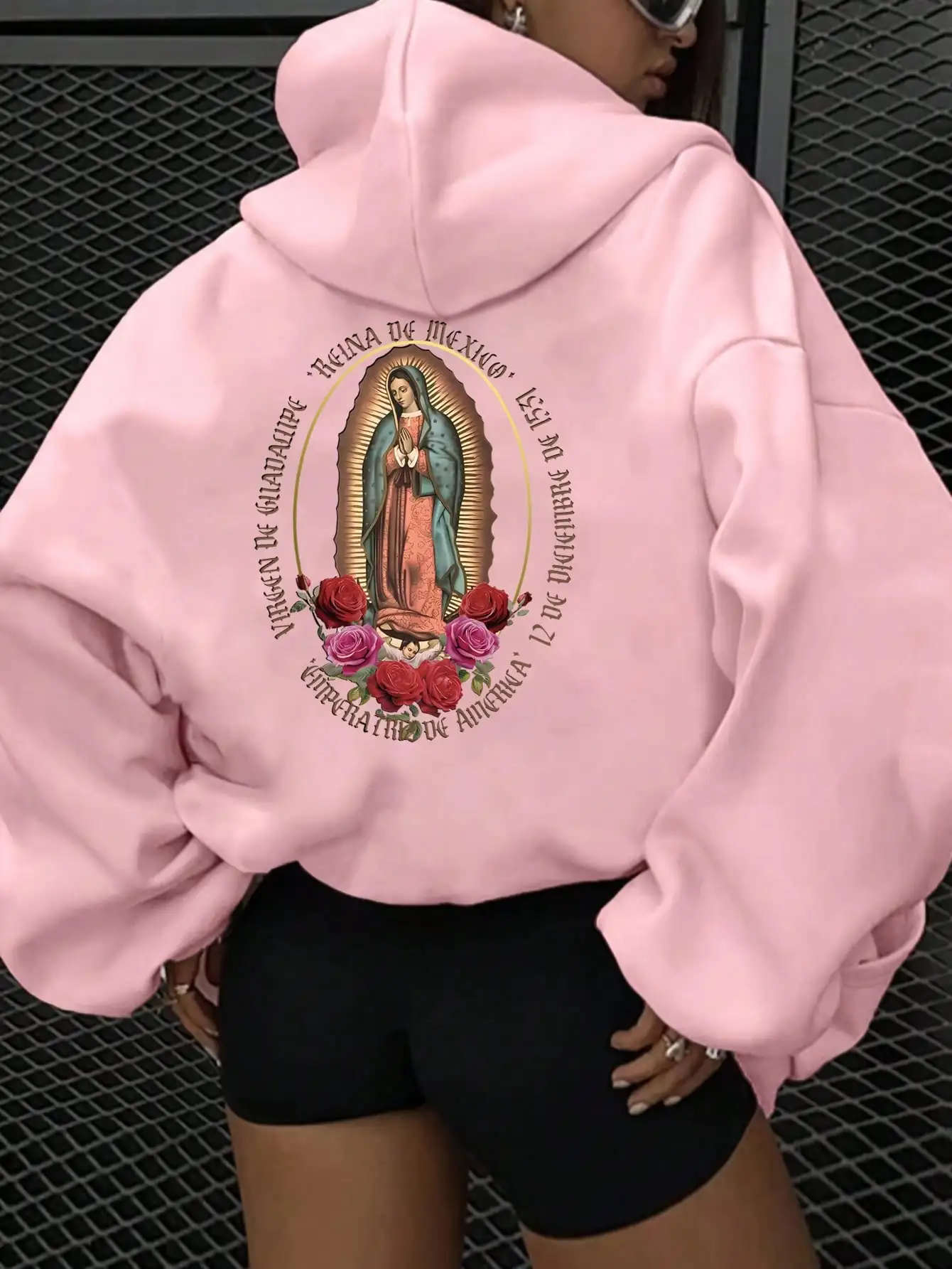 

Розовое оверсайз худи из флиса с религиозным графическим принтом, свободный крой для осени и зимы