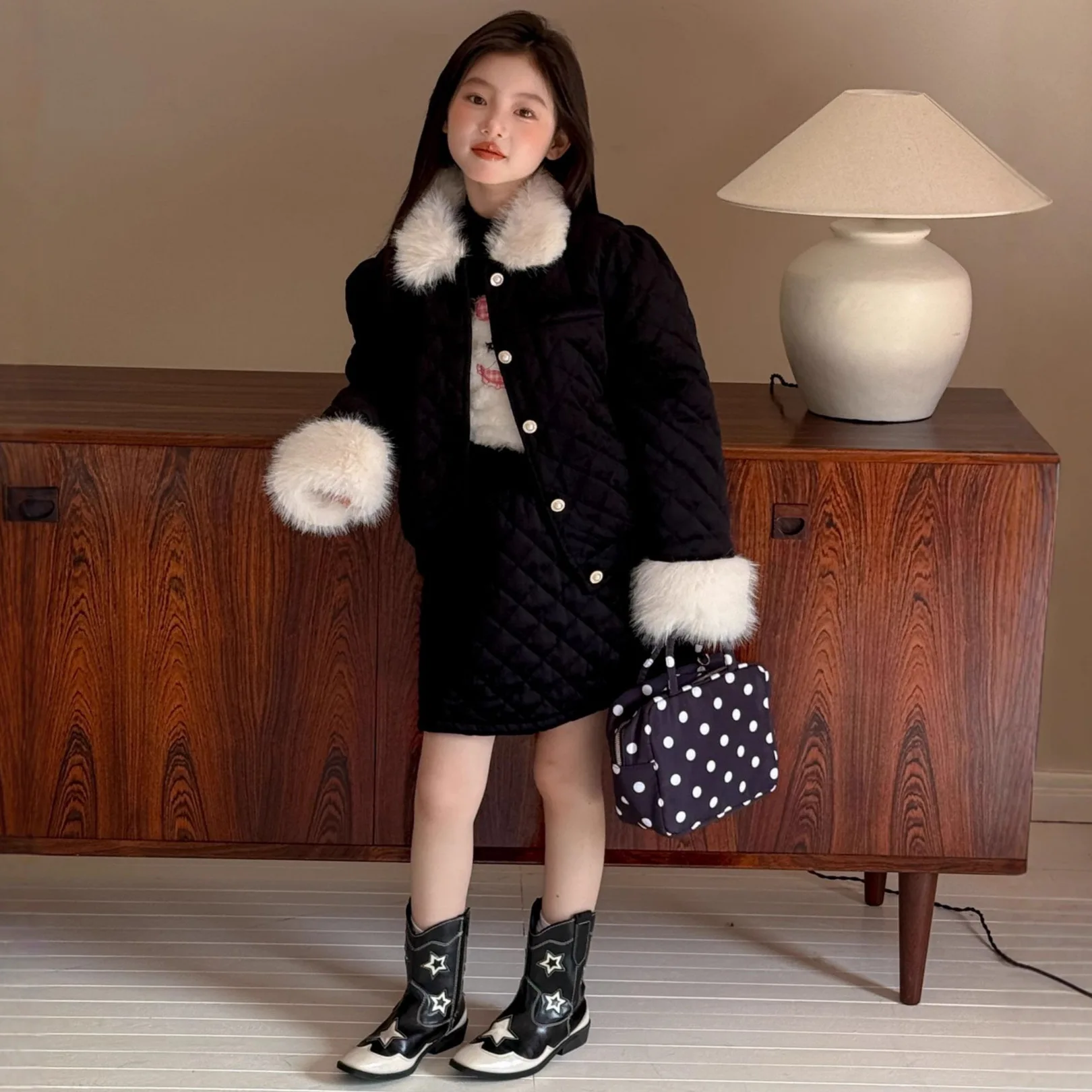 

Girls Suit 2026 Autumn and Winter New Childrens Clothing Girl Baby Design Big Hair Collar Ling Plush Jacket Short Skirt 2-piece