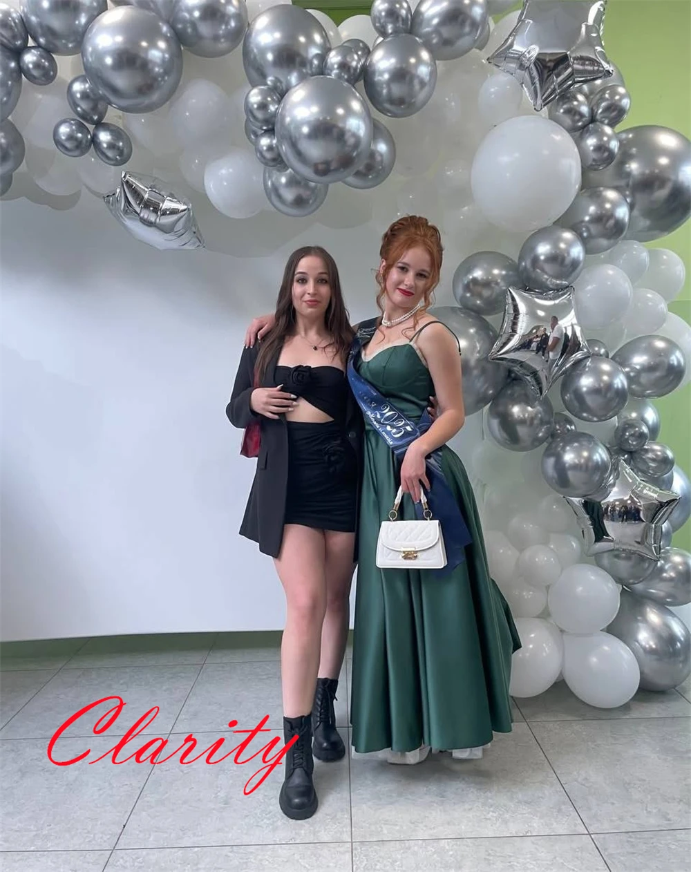 ที่กําหนดเองที่ละเอียดอ่อนสีเขียวเข้มซาตินชุดราตรีประณีต Strapless สปาเก็ตตี้พรหมชุด Court Train Homecoming Dress