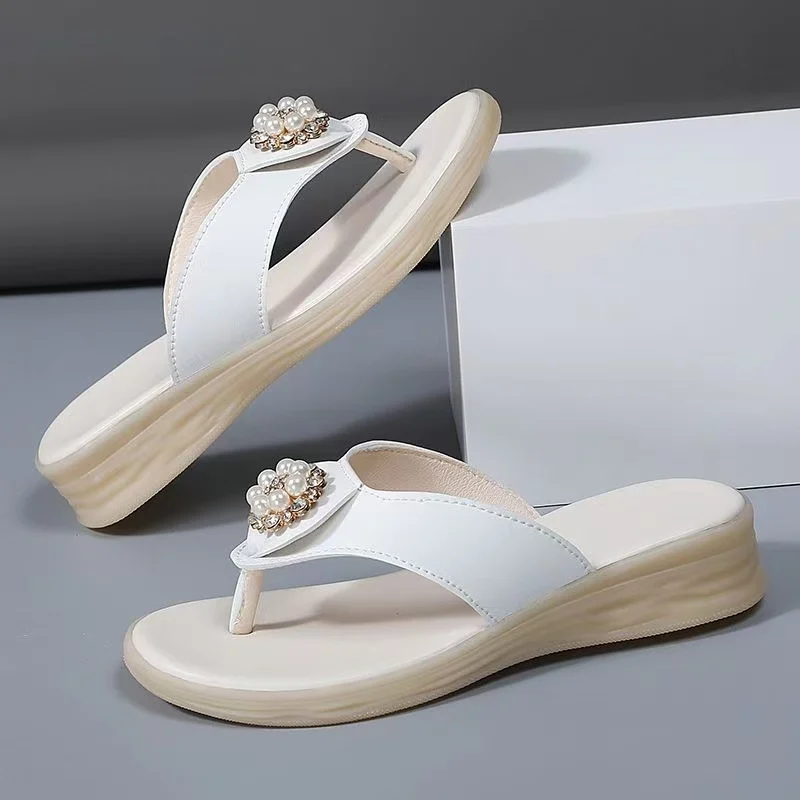 

Новые женские летние кожаные шлепанцы на танкетке, нескользящие легкие модные уличные пляжные тапочки на мягкой подошве, сандалии