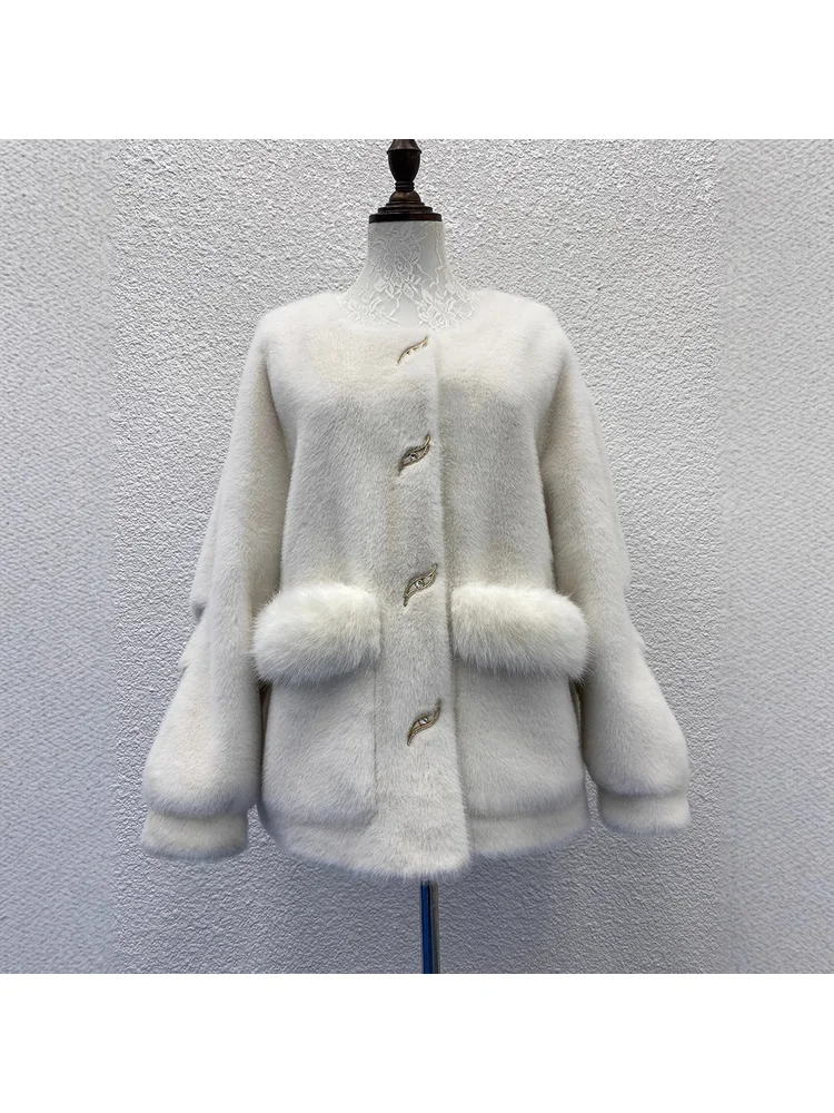 เสื้อคลุมขนเฟอร์เทียมสีขาวสไตล์ฝรั่งเศส ให้ลุคหรูหรา เรียบเนียน นุ่มละมุน ดูมีระดับ สวมใส่สบาย เหมาะสำหรับออกเดทหรือใส่ทำงาน