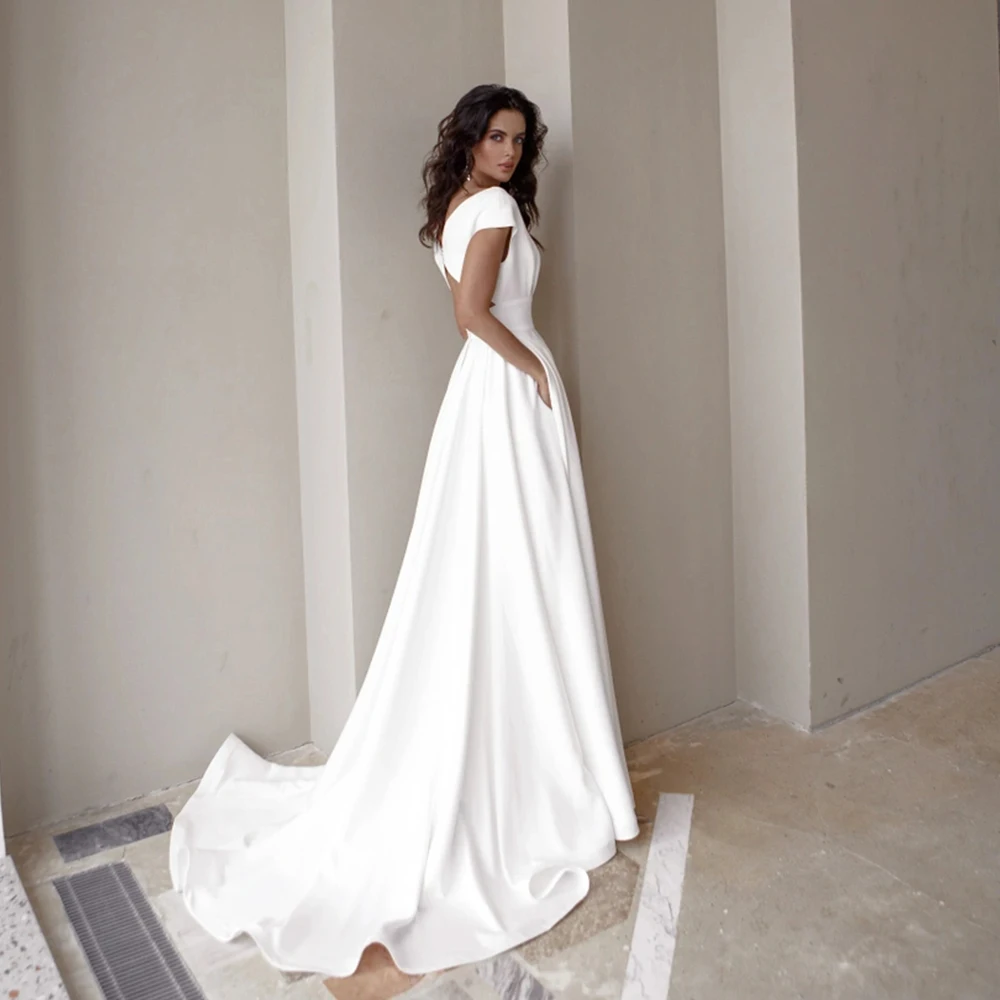 فساتين زفاف بيضاء مخصصة مع الساتان 2025 بدون حمالات فتحة جانبية زي العرائس للنساء جيب صيفي جديد فيستدو دي نوفيا