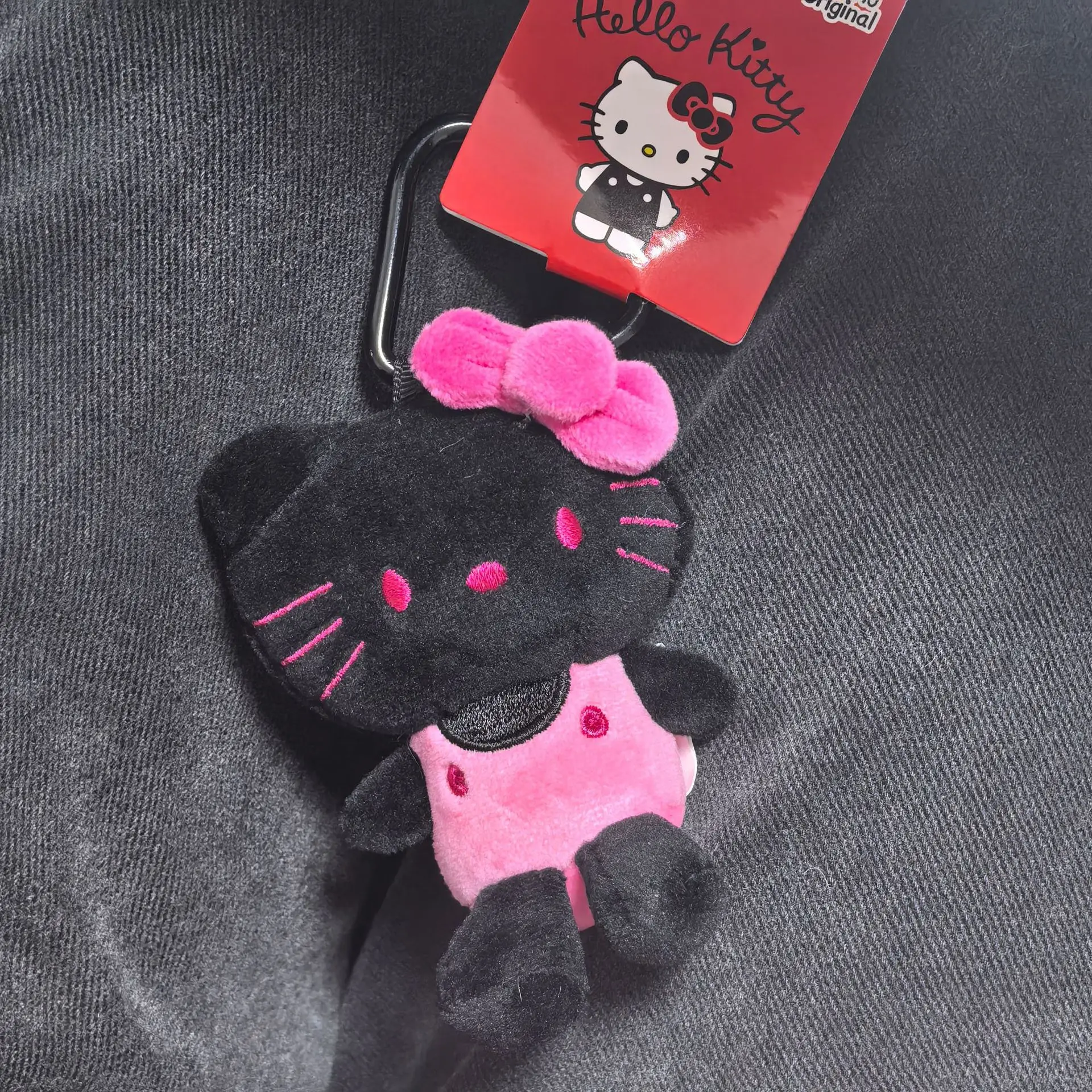 

Черно-розовый плюшевый брелок Hello Kitty с розовым бантом, милый мультяшный кулон-кукла для украшения рюкзака, повседневный аксессуар, подарок для девочек