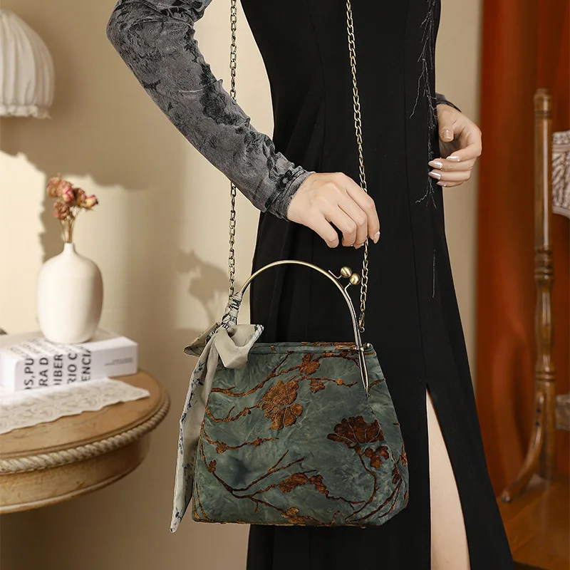 Women Vintage Velvet Floral Medium Size Kisslock Handbag 2025 Retro Chic Chinese Style Evening Party Designer Side Shoulder Bag