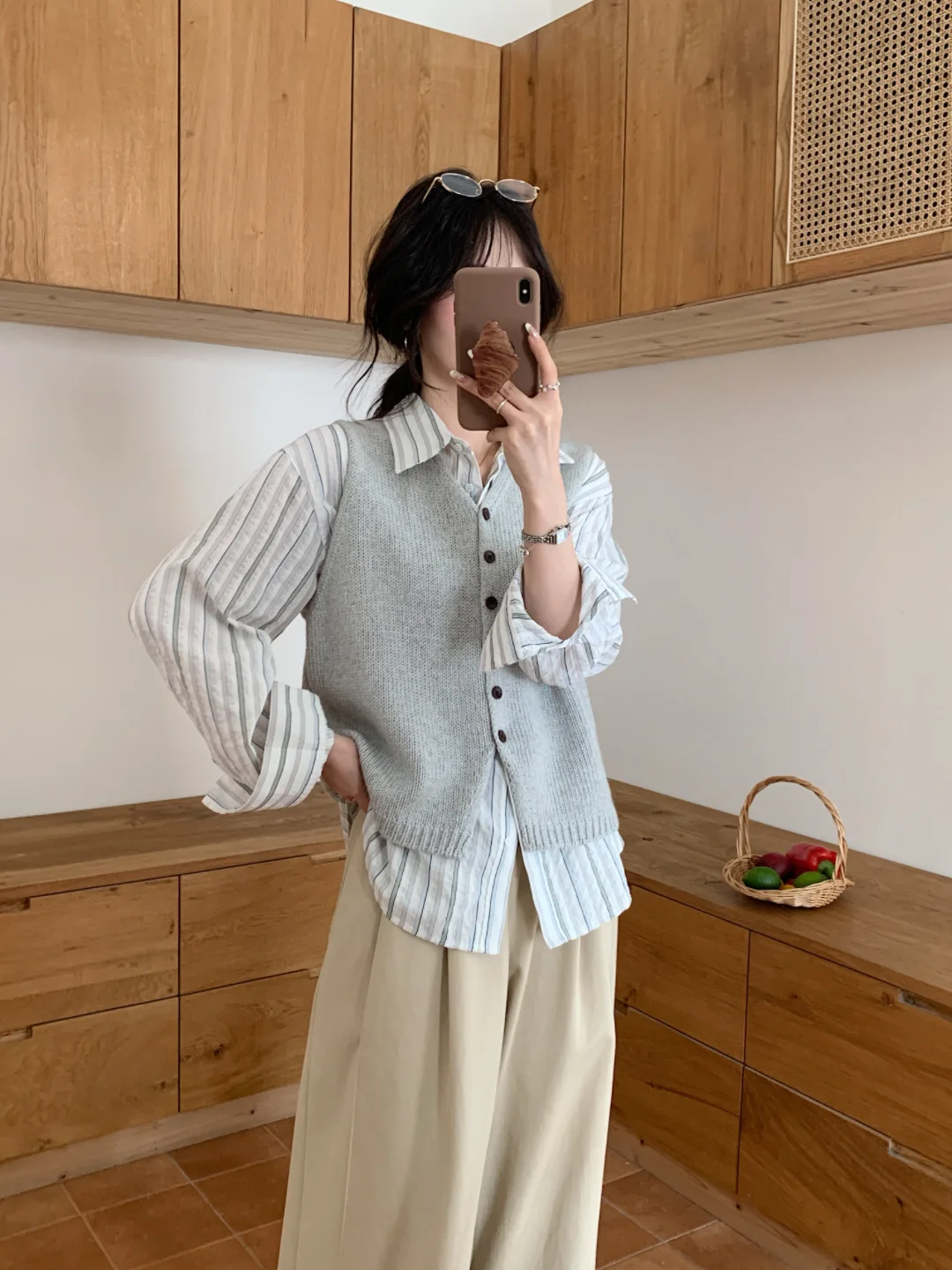 유럽 스타일 루즈 니트 브이넥 스웨터 베스트 여성용 가을 겨울 신상 패션 싱글 버튼 클로저 레이어링 탑