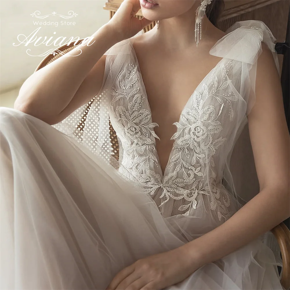 فستان زفاف مخصص Aviana عميق على شكل حرف v بدون أكمام بدون ظهر مزين بأوراق شجر مطرزة باللؤلؤ على شكل حرف a سويب تراين