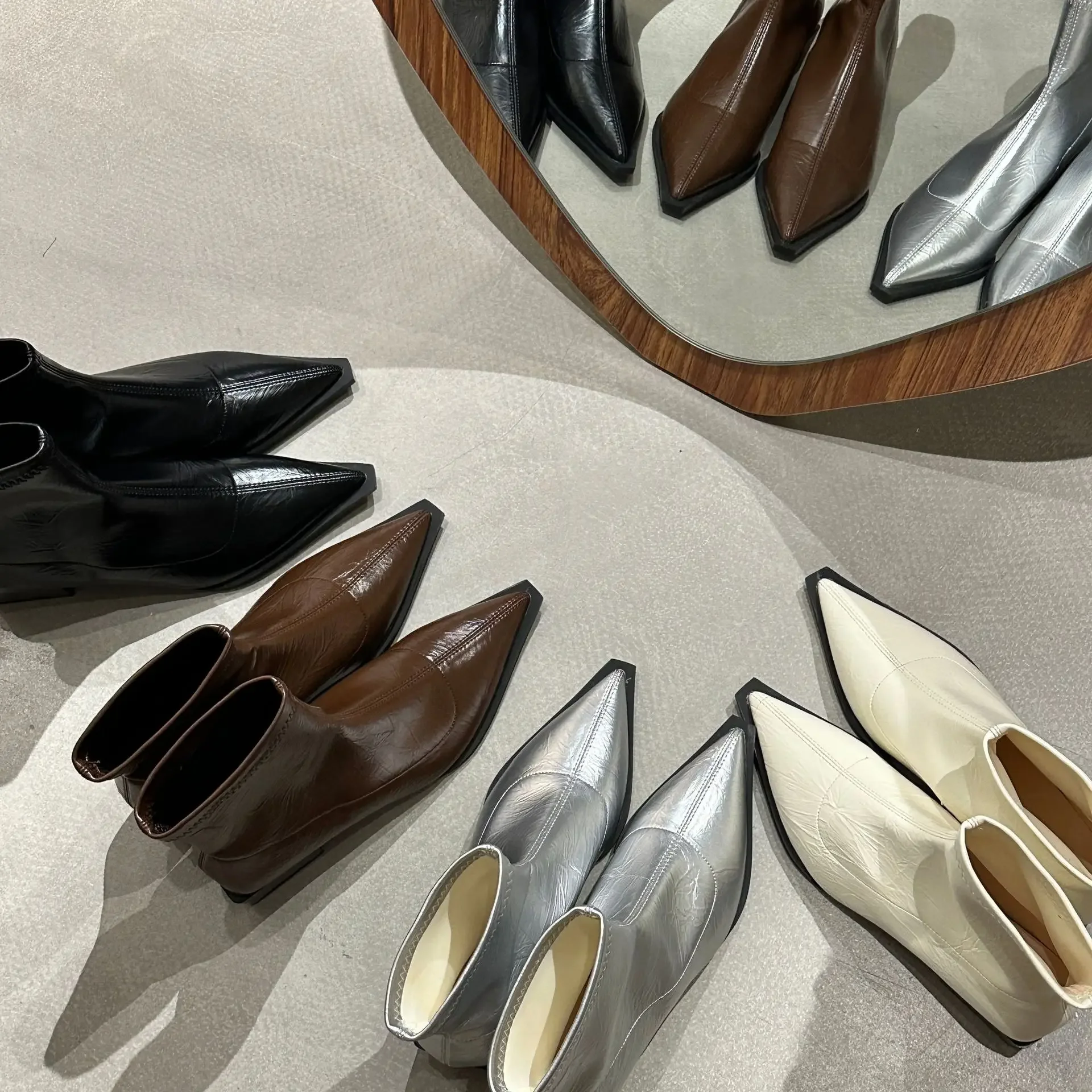 2026 Damen Spitze Stiefeletten mit mittelhohem Absatz, Spitze Leder Sexy Chelsea Boots, Trendiges Design, Winter Pumps, Designer Kurze Stiefel für Damen – Detail 12