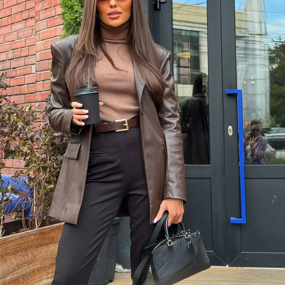 سترة نسائية من الجلد البني للمكتب من KONDALA برقبة على شكل V وأكمام طويلة وجيوب سترة كبيرة الحجم موضة خريف 2025 ملابس خارجية #2