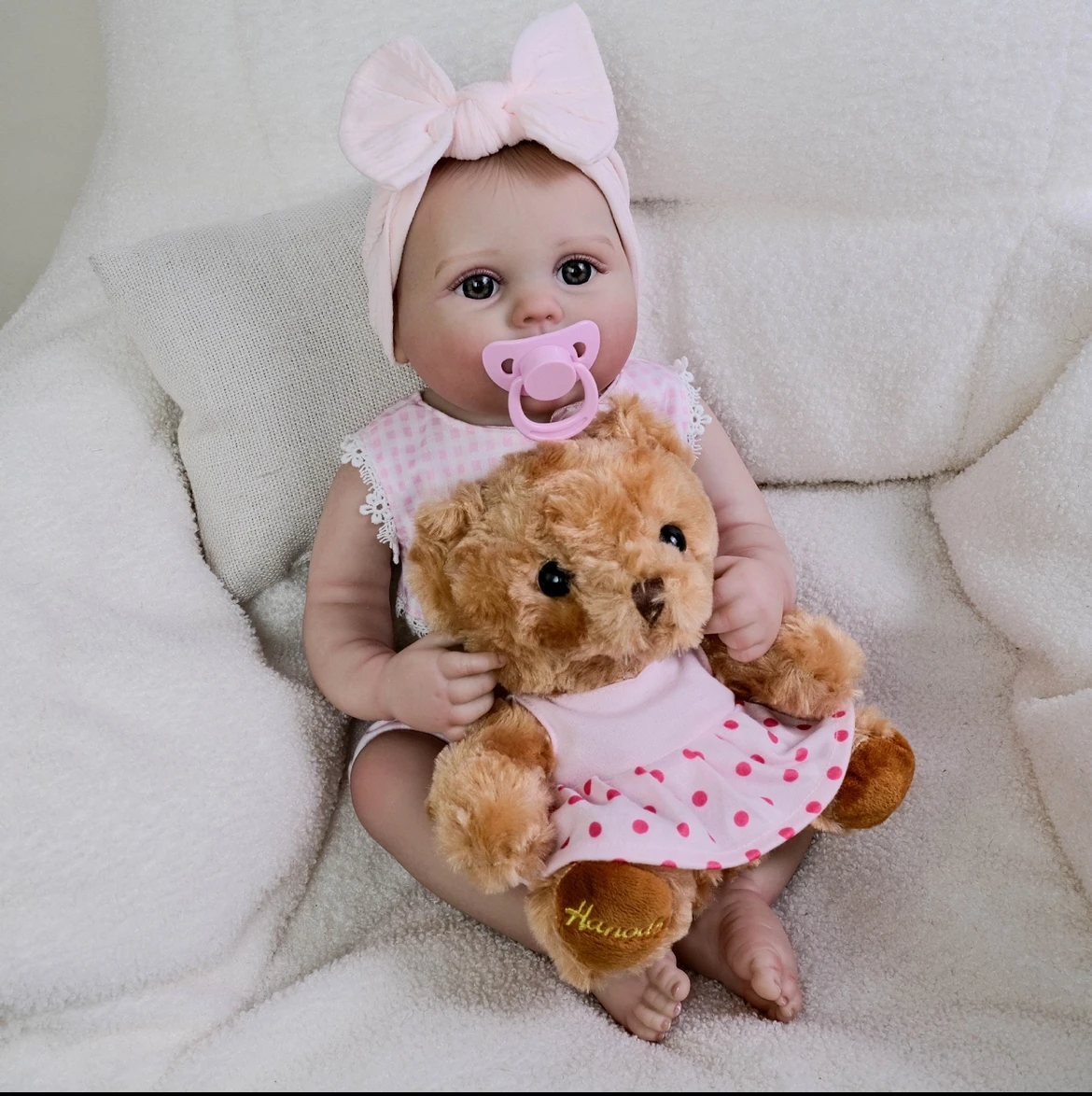 22インチのルーシー、リアルな幼児のリボーンドール - 関節ヒートテクノロジーを採用した可動式の腕、手描きのベビーファットフォールド、女の子へのギフト