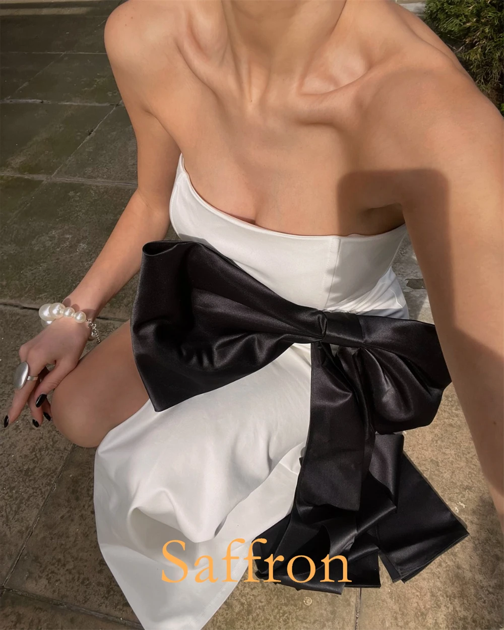 Maßgeschneidertes reines trägerloses A-Linien-Abendkleid, zartes Promi-Kleid mit seitlichem Schlitz, exquisites Partykleid mit schwarzen Schleifenbändern