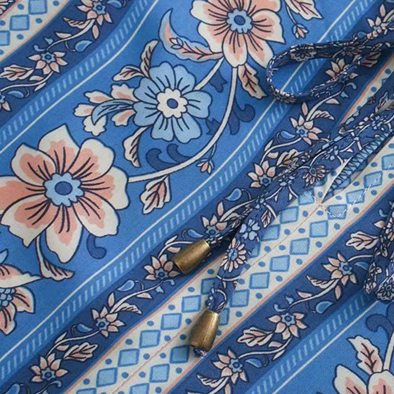 Langärmliges, lockeres, kurzes Baumwollkleid mit böhmischem Blumenmuster