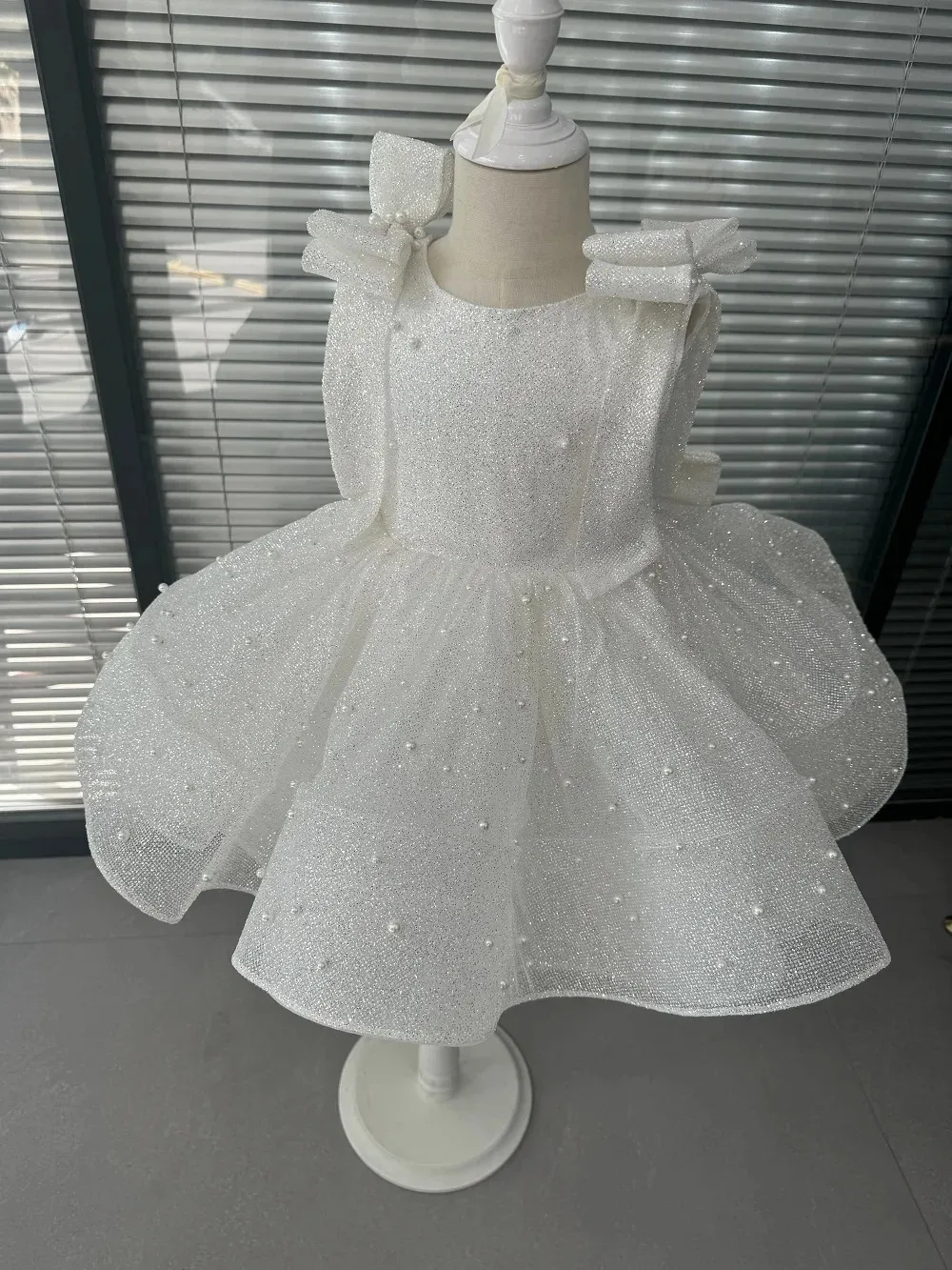 Großhandel: Weißes Blumenmädchenkleid für Hochzeiten, Tüll, Perlenärmel, Geburtstag, Festzug, Erstkommunion, Bankett, Kleid nach Maß – Detail 4