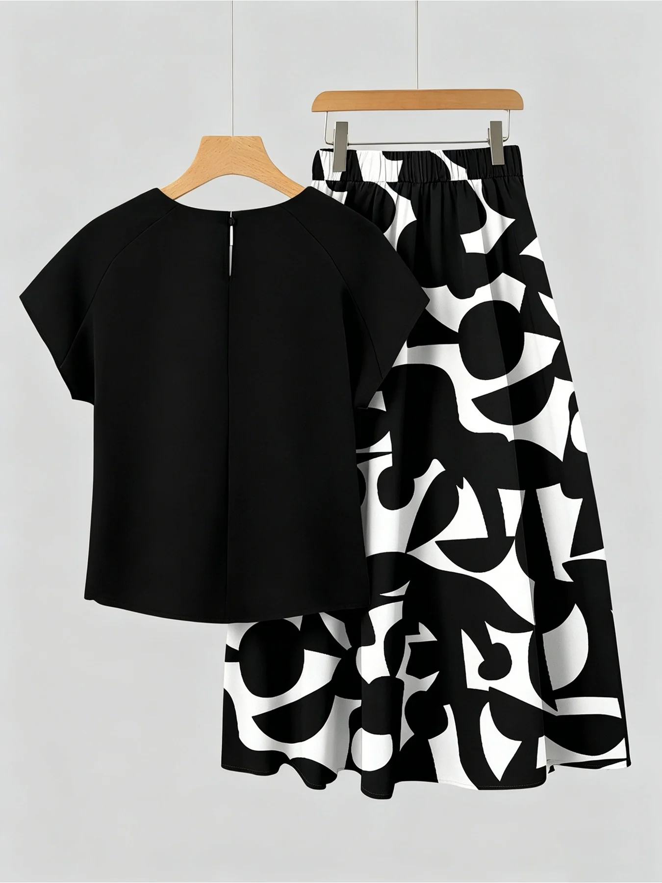 Summer Temperament Commuting Pure Black and White Geometric Pattern Top, Half Skirt Set, Women's Plus Size Two-Piece Set