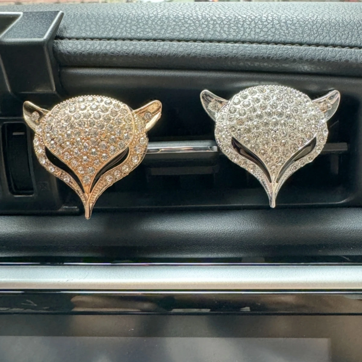 

Cartoon Alloy Diamond Fox Car Air Outlet Aromatherapy Clips Scent Aroma Air Freshener Clip Auto Interior Decoration Accessories