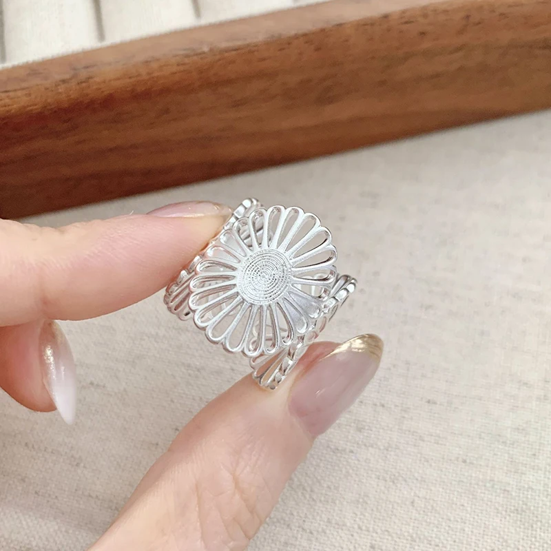 GANPUP Minimalistischer Breiter Blumenmuster Verstellbarer Fingerring für Damen, Modischer Neuer Silberfarbener Ring, Schmuckgeschenk für Party und Büro кольцо – Detail 4