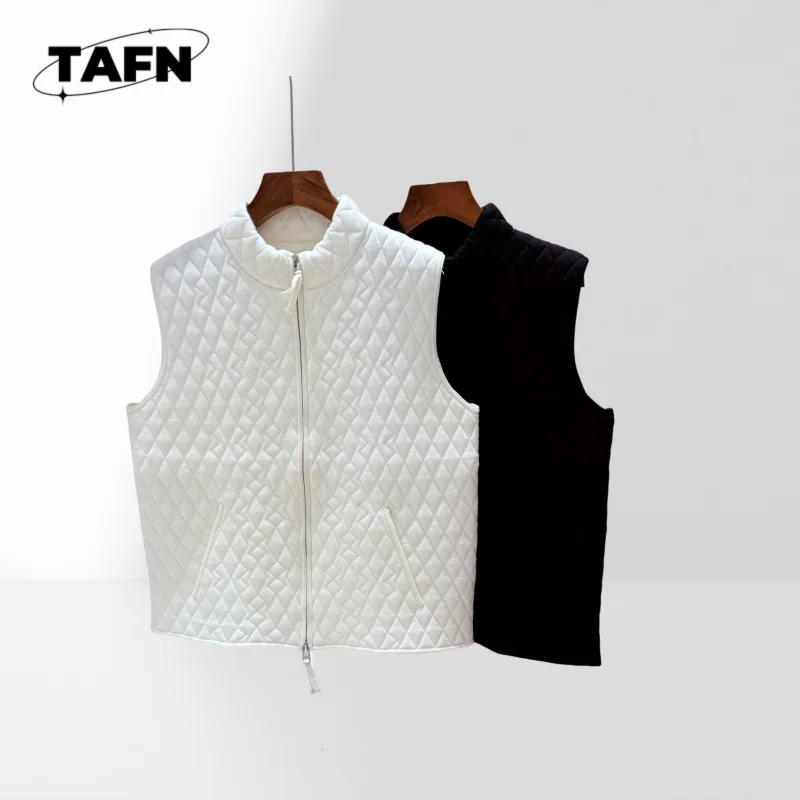 

Winter Ready Fashionable Puffer Vest for Women Lightweight & Durable Women's Vest Jacket for Winter AJ1508