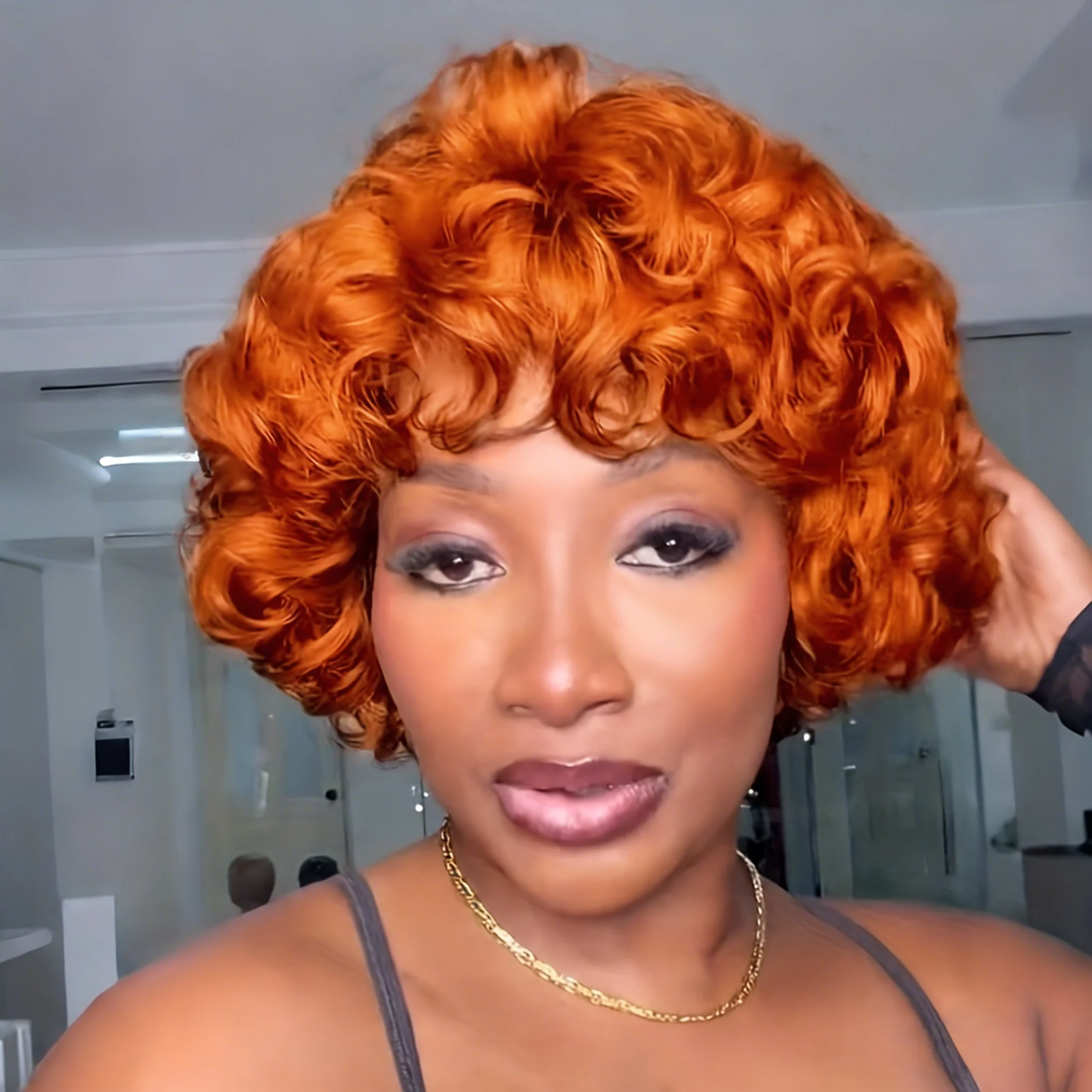 

Полный машинный парик из натуральных волос Remy естественного вида - короткий яичный боб с стрижкой пикси с надувными вьющимися пружинами, свободные волнистые кудри