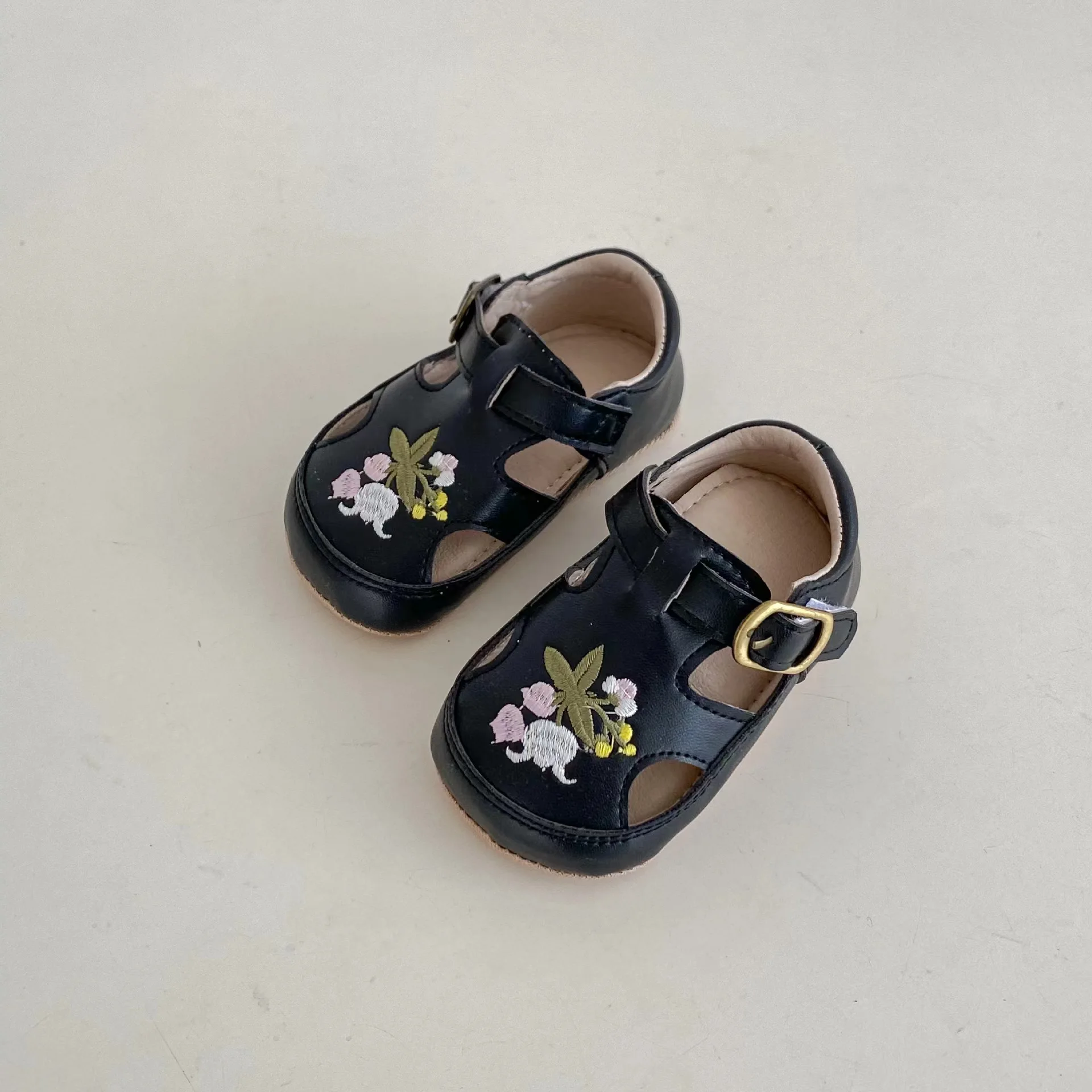 Chaussures brodées de fleurs pour bébé, semelle souple anti-alde, polyvalente, durable, disponible en plusieurs l'offre elles tournantes, été 2024