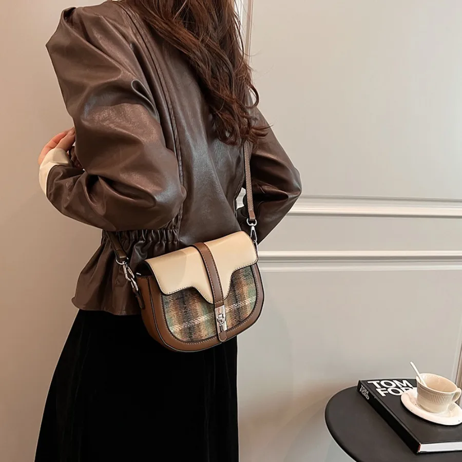 

Fashionable color-blocked French single-shoulder crossbody women's bag Instagram-inspired commuting patchwork stripe saddle bags
