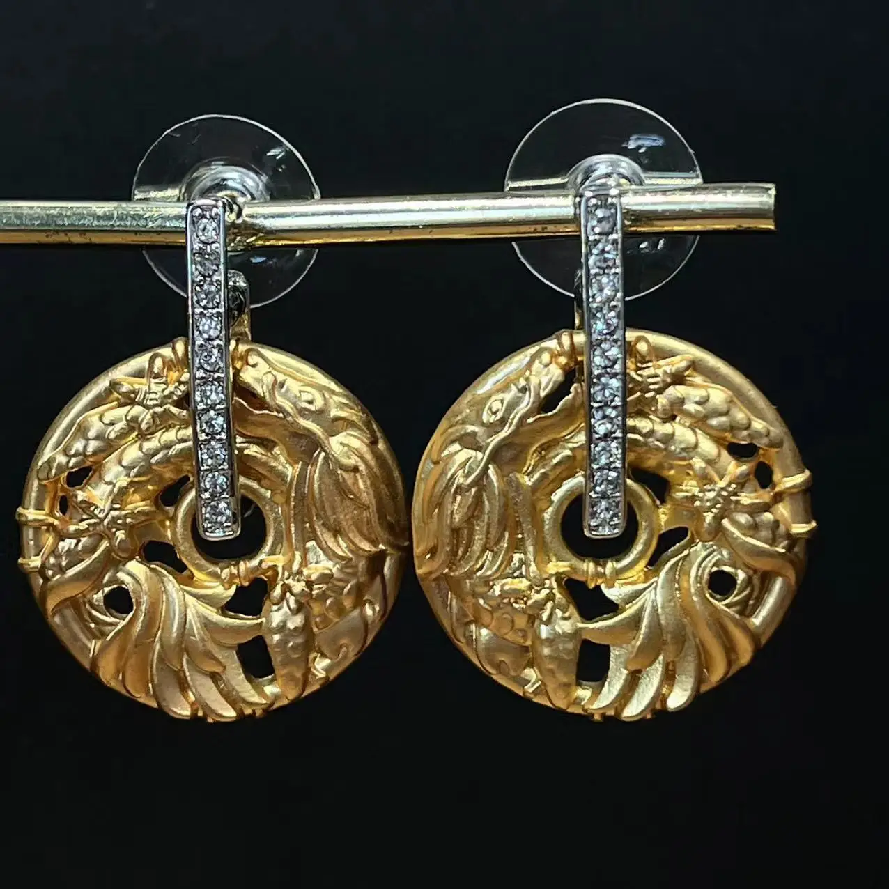 Vintage altın kaplama ejderha desen yuvarlak Hollow küpe Retro lüks elmas çivili geometrik kişilik küpe