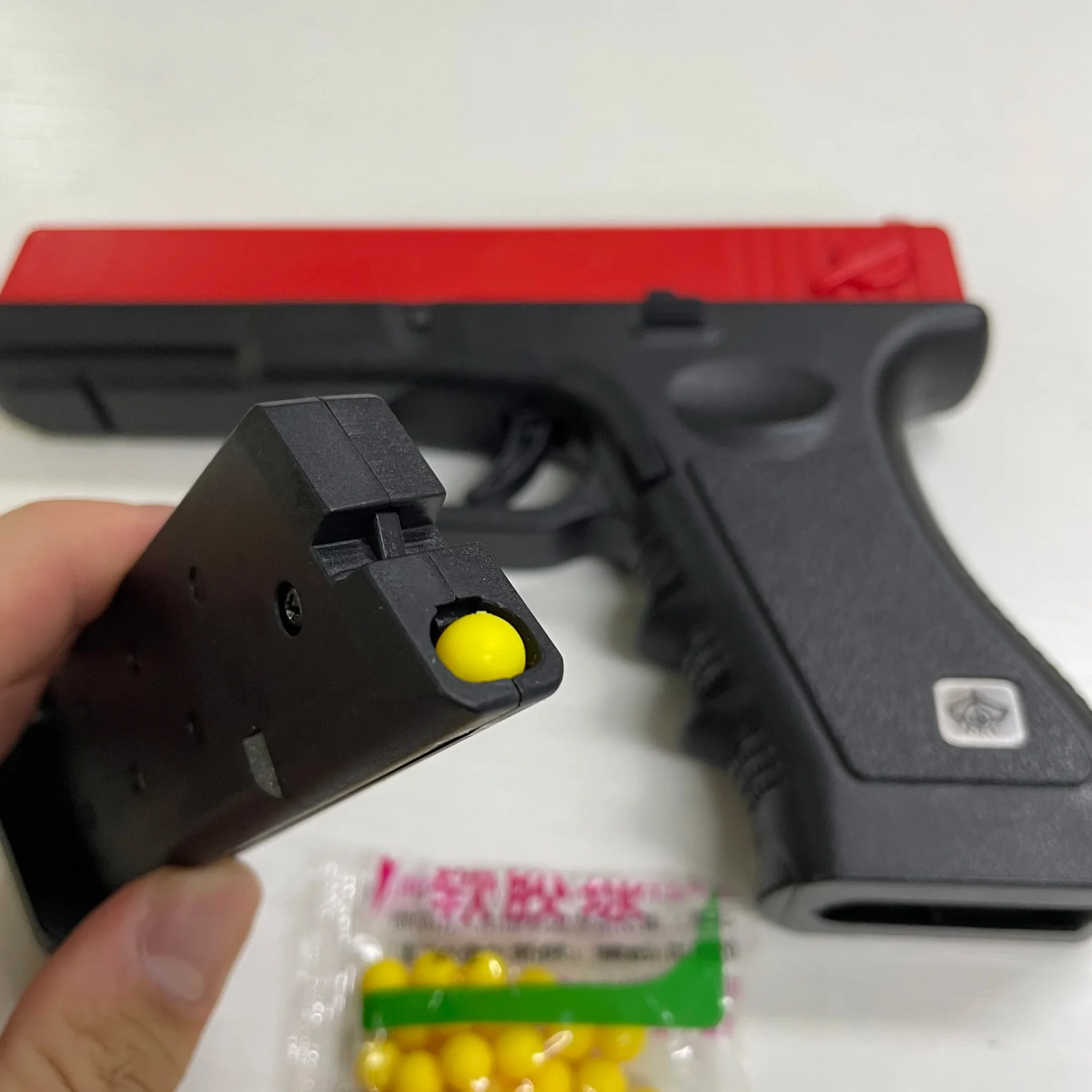 Pistola ad aria compressa morbida di alta qualità Manuale G17 Glock Pistola giocattolo Rivista inferiore Laser Sport all'aria aperta CS Gioco Armi Regalo per bambini