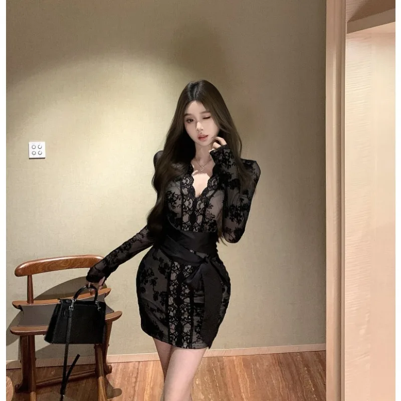 2025 ใหม่ฤดูใบไม้ร่วงและฤดูหนาว High-end สไตล์เซ็กซี่ขั้นสูงออกแบบ Niche อุณหภูมิ Slimming Flocked ชุดลูกไม้สําหรับผู้หญิง