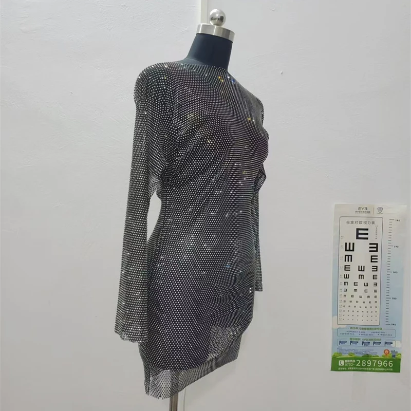 Großartiges Damen-Minikleid mit glänzenden Strass-Steinen, Fischnetz-Design, langen Ärmeln, durchsichtig, figurbetont, für Party und Clubwear, Sommerkleid 2026 – Detail 6