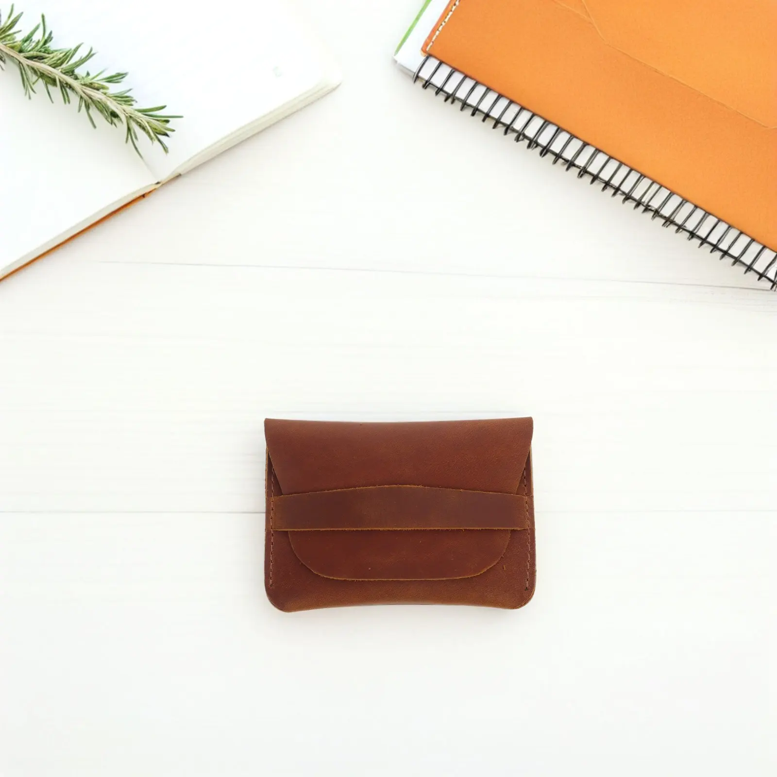 

Маленький кошелек для карт для мужчин и женщин, ручной работы, тонкий, портативный, для путешествий, с откидной застежкой и отделением для монет.